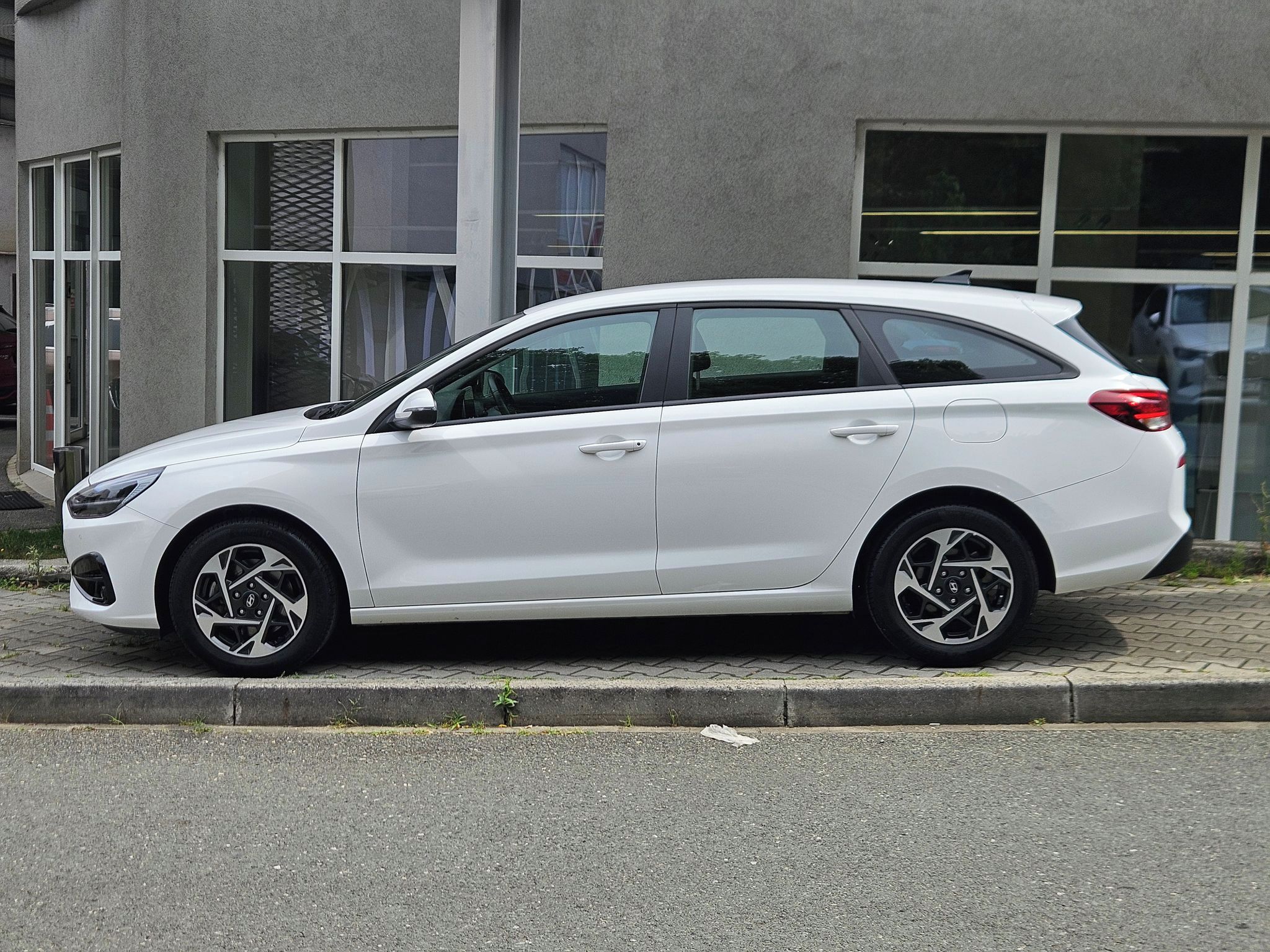 Hyundai i30, 1.5i Comfort, serv.kn., 1.maj. - fotka 2
