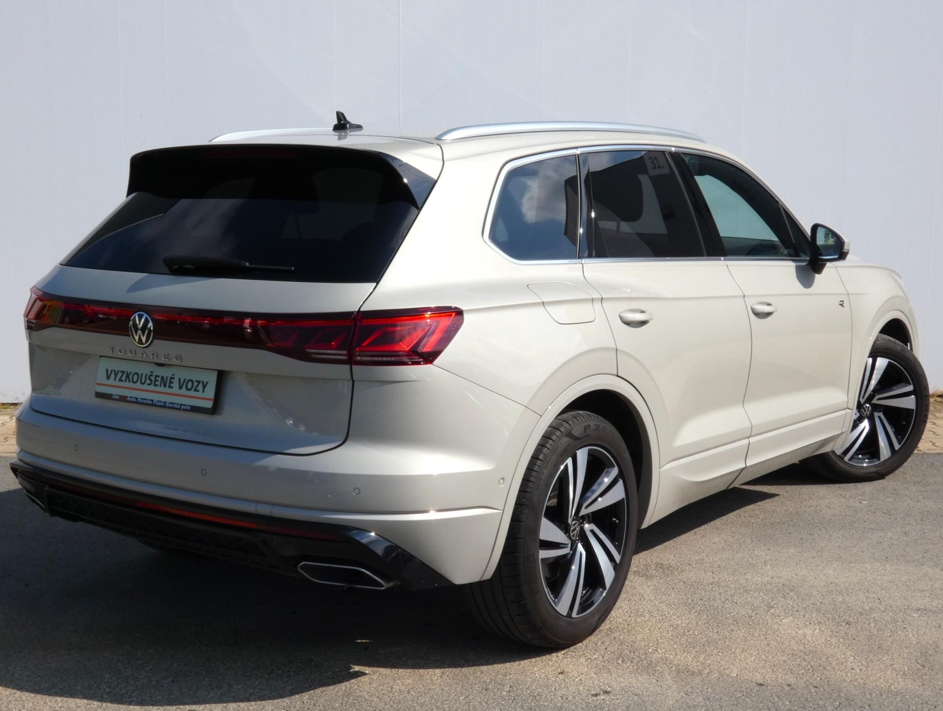Volkswagen Touareg, R-Line 3.0 TDI - NEZ.TOPENÍ - fotka 2