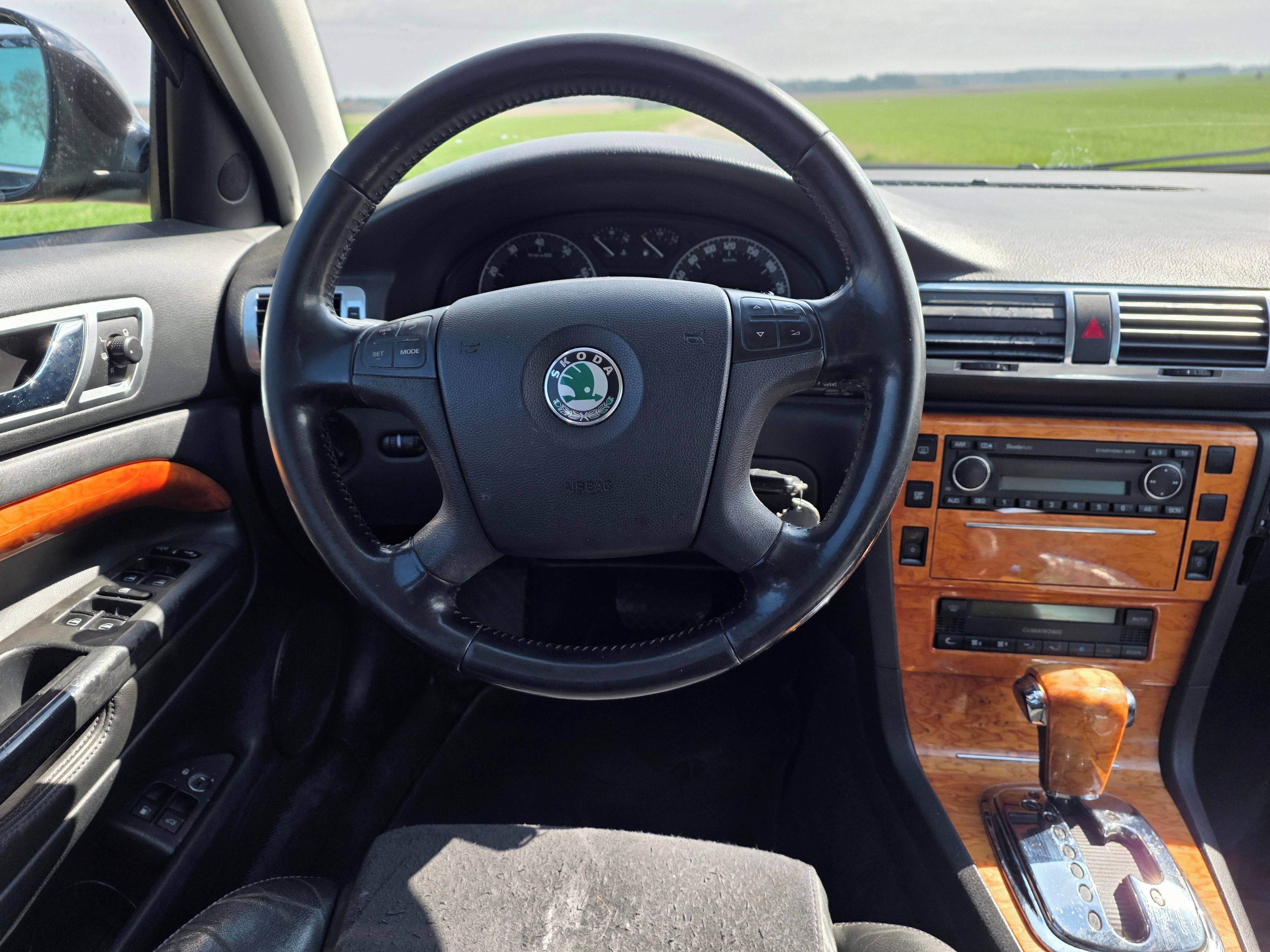 Škoda Superb, šestiválec automat - fotka 6