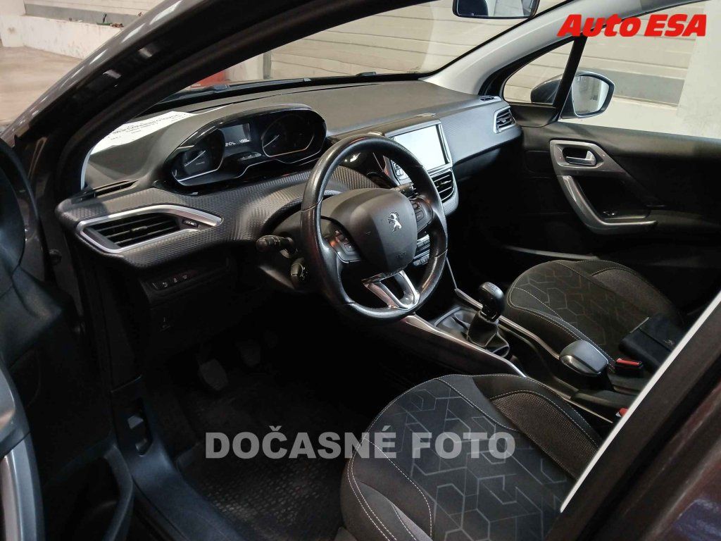 Peugeot 2008, 1.2 PT,2.maj,ČR - fotka 3