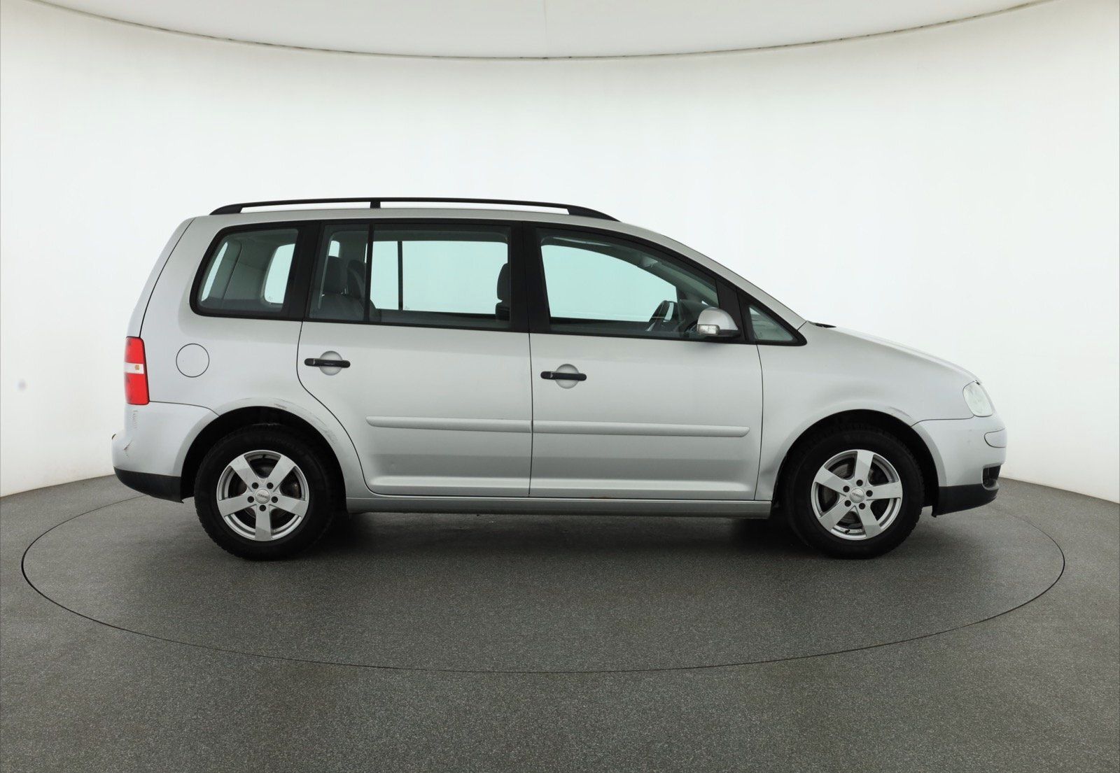 Volkswagen Touran, 1.6 FSI, Trendline, Tažné - fotka 6