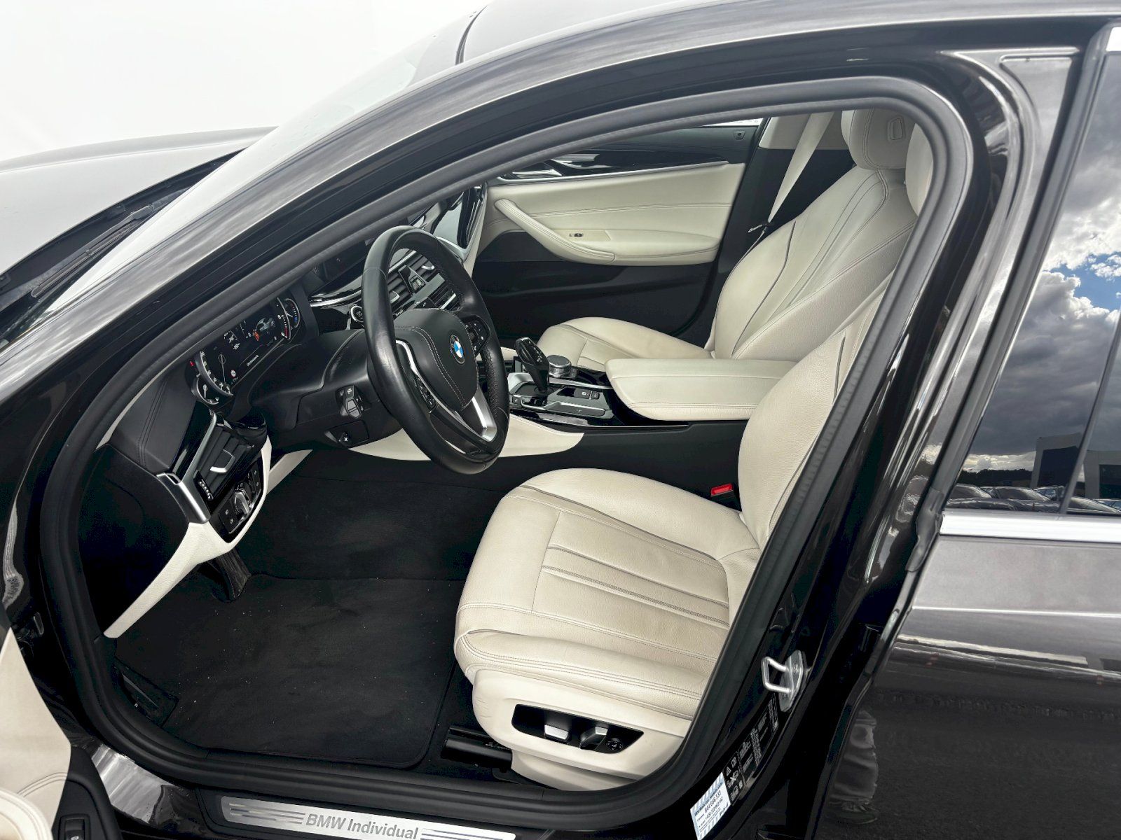 BMW Řada 5, 520D XDRIVE - fotka 6