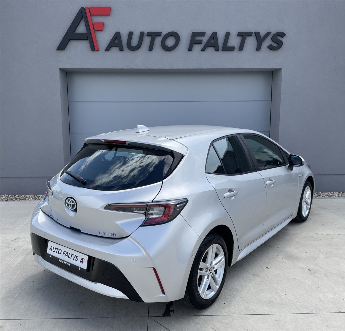 Toyota Corolla, 1,8 Hybrid e-CVT Confort ČR.1. - fotka 3