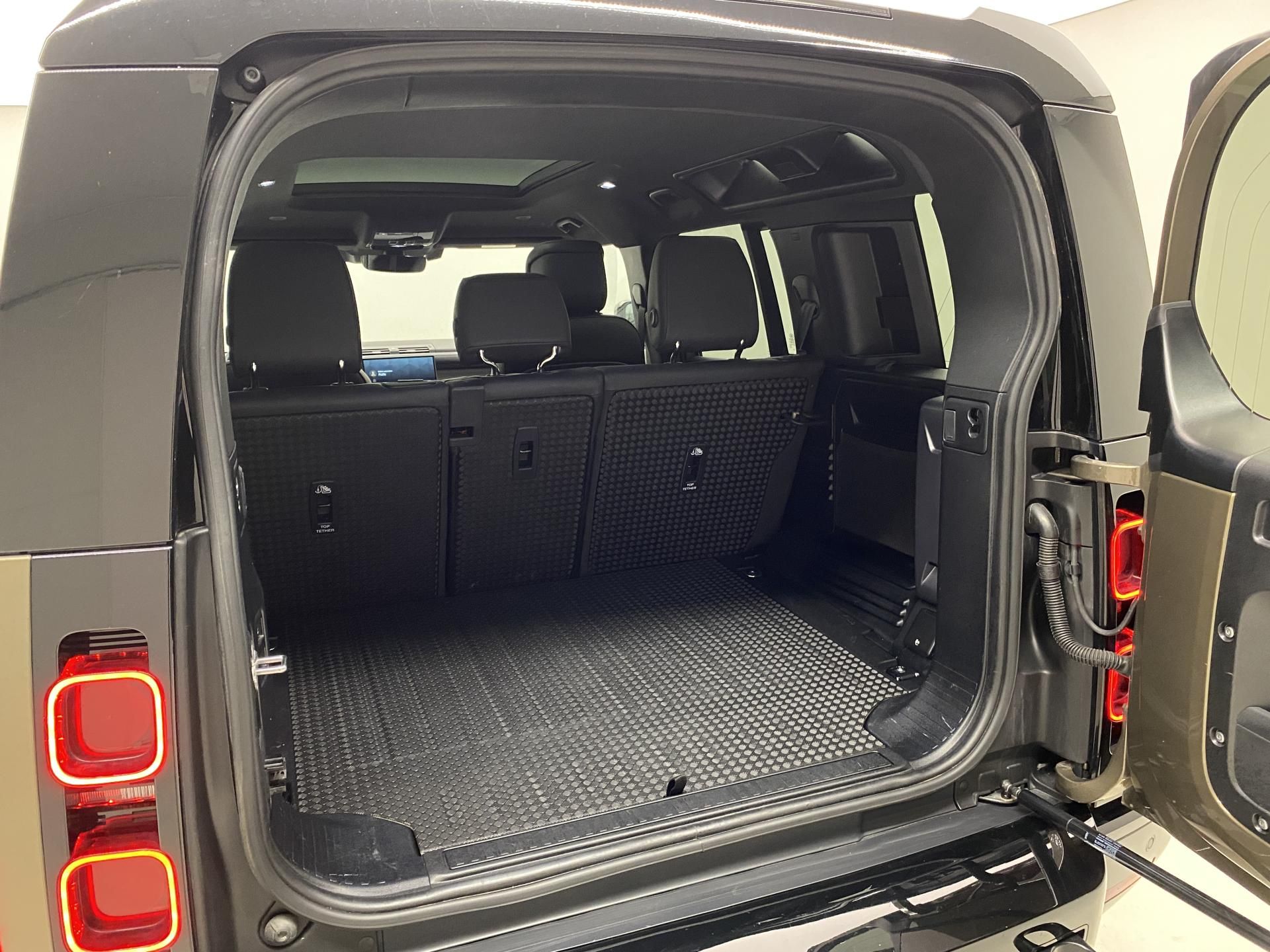 Land Rover Defender, D300 X-DYNAMIC HSE AWD AUT CZ - fotka 6