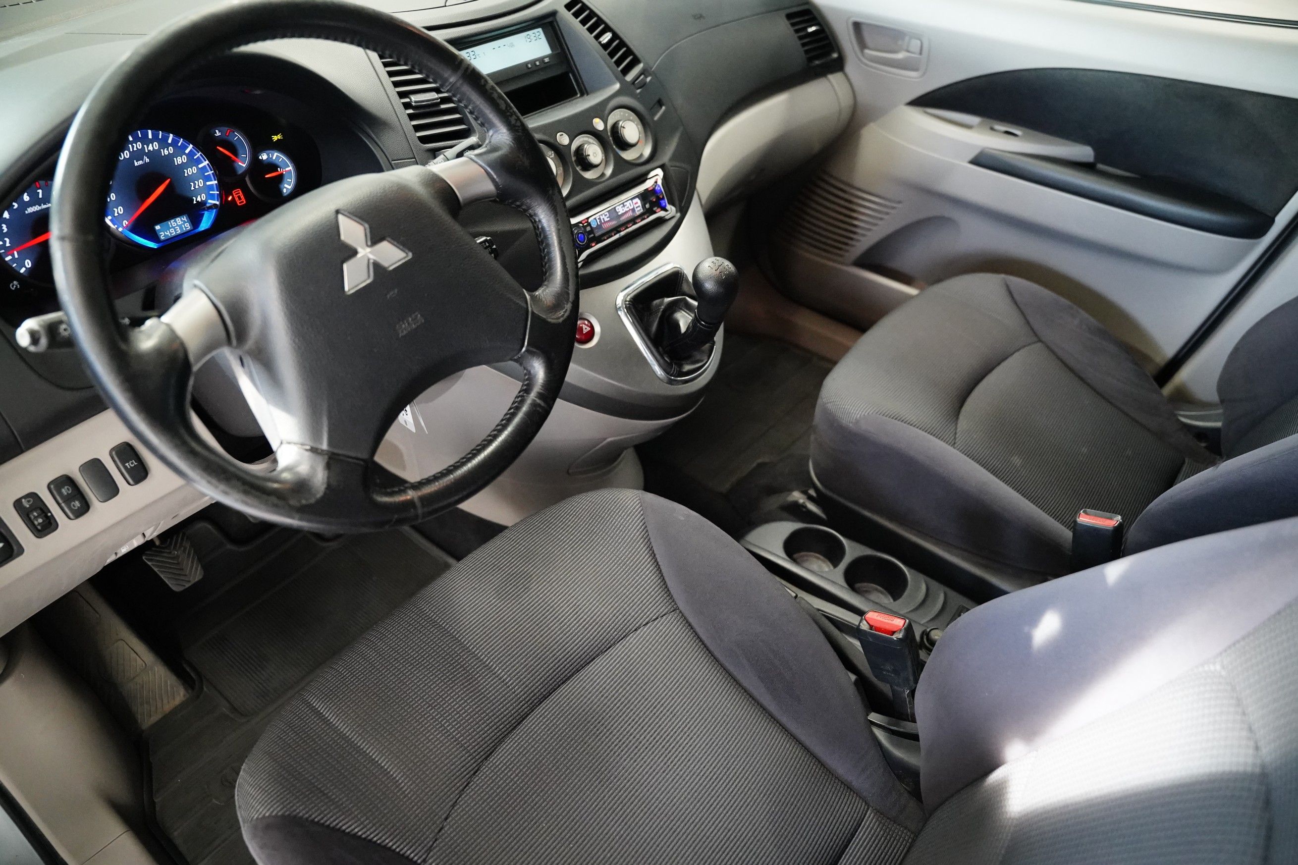 Mitsubishi Grandis, 2.4 121KW - fotka 5