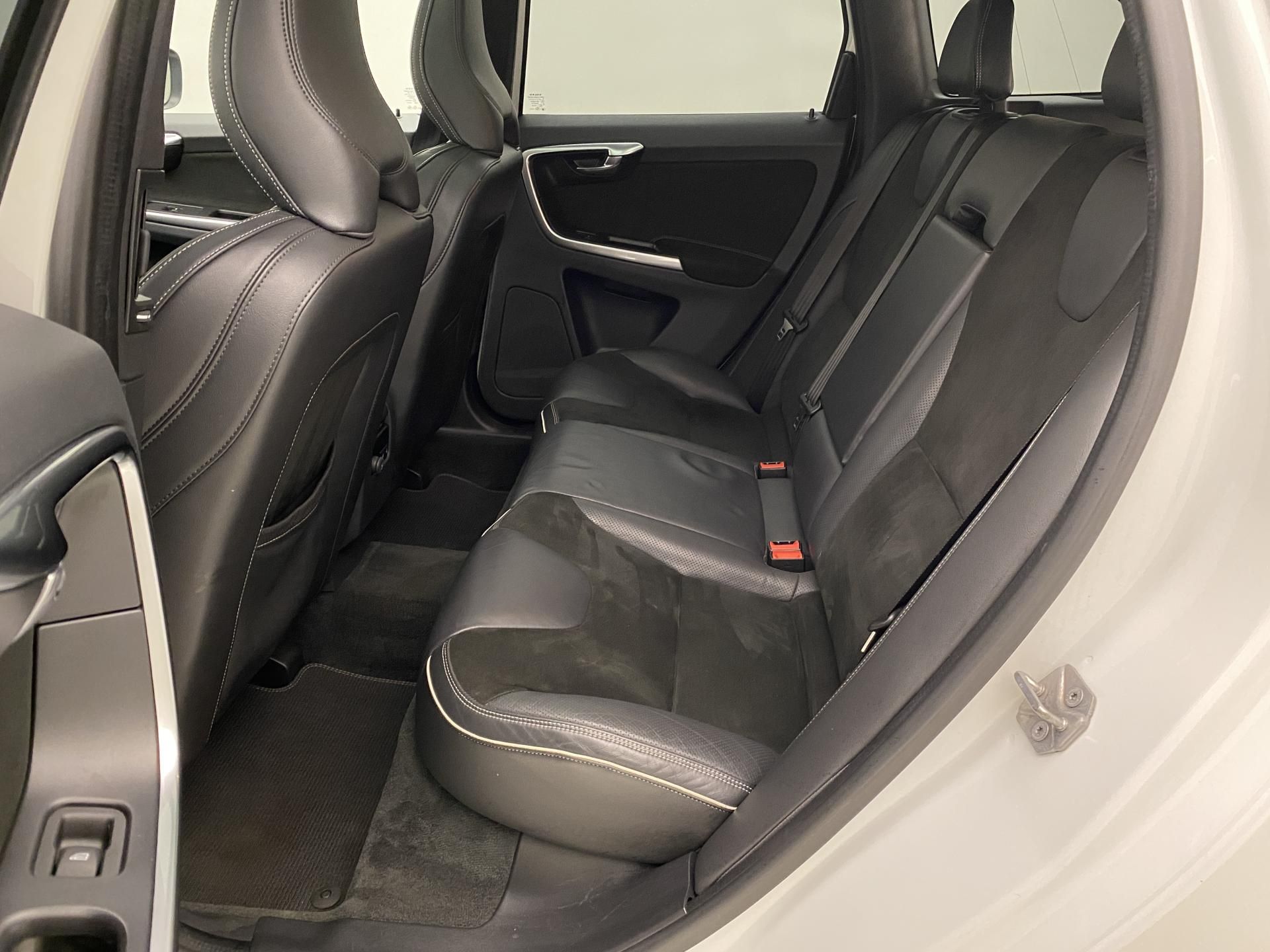 Volvo XC60, D4 AWD MOMENTUM AUT - fotka 5
