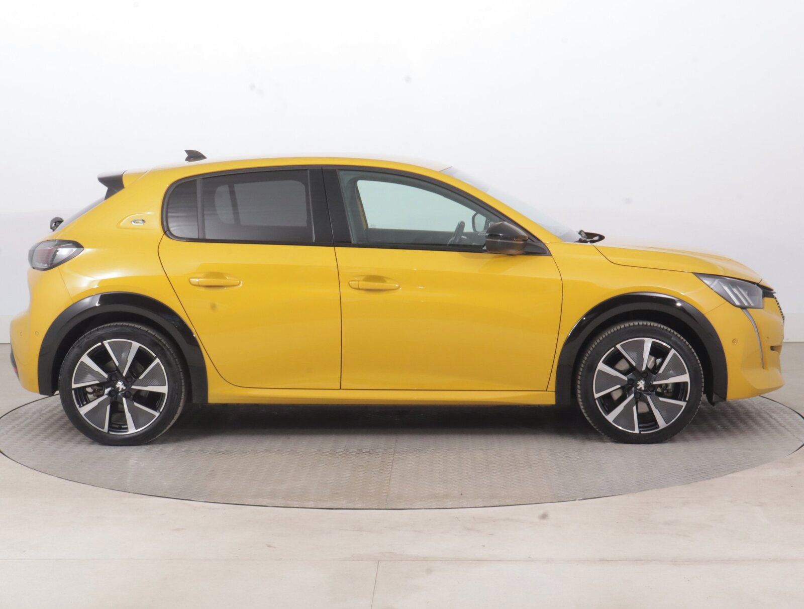 Peugeot 208, 50 kWh, SoH 87%, Automat - fotka 6