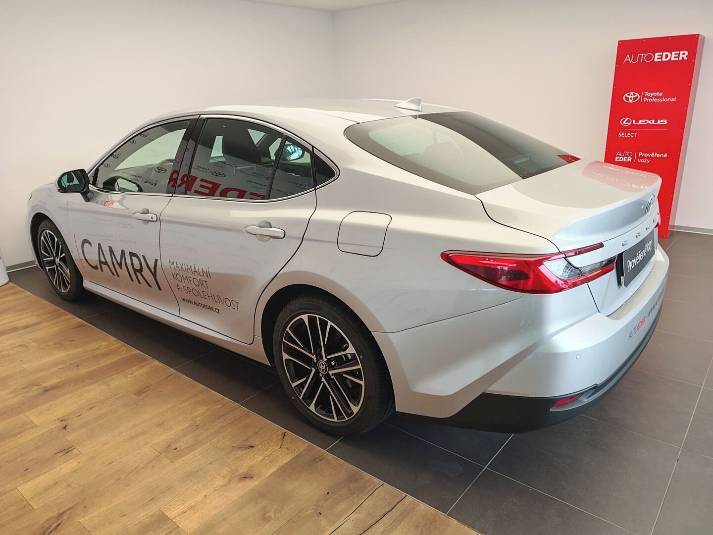 Toyota Camry, 2.5 Hybrid Prestige - fotka 6