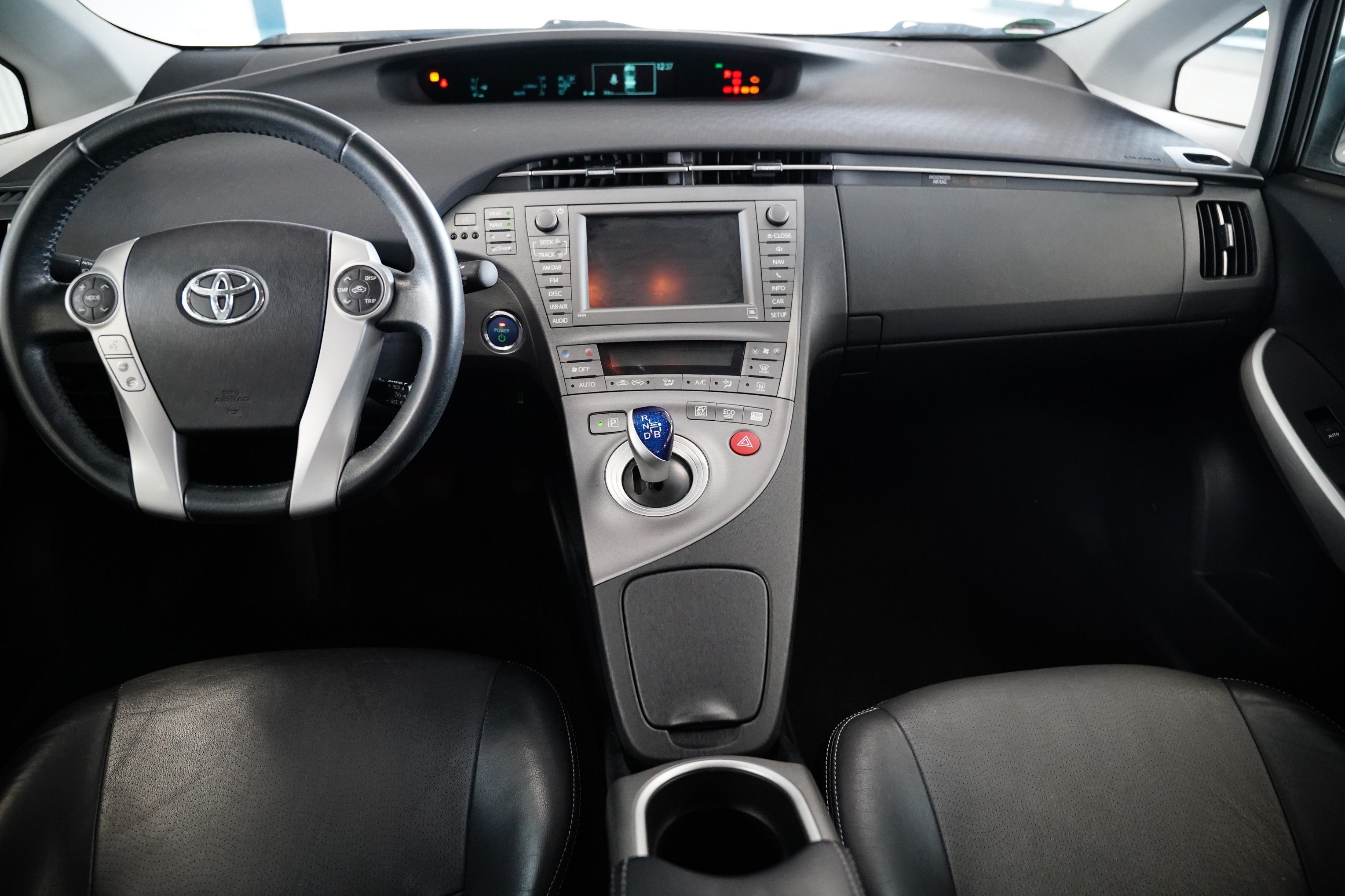Toyota Prius, 1.8 Hybrid 100 kW Executive - fotka 5