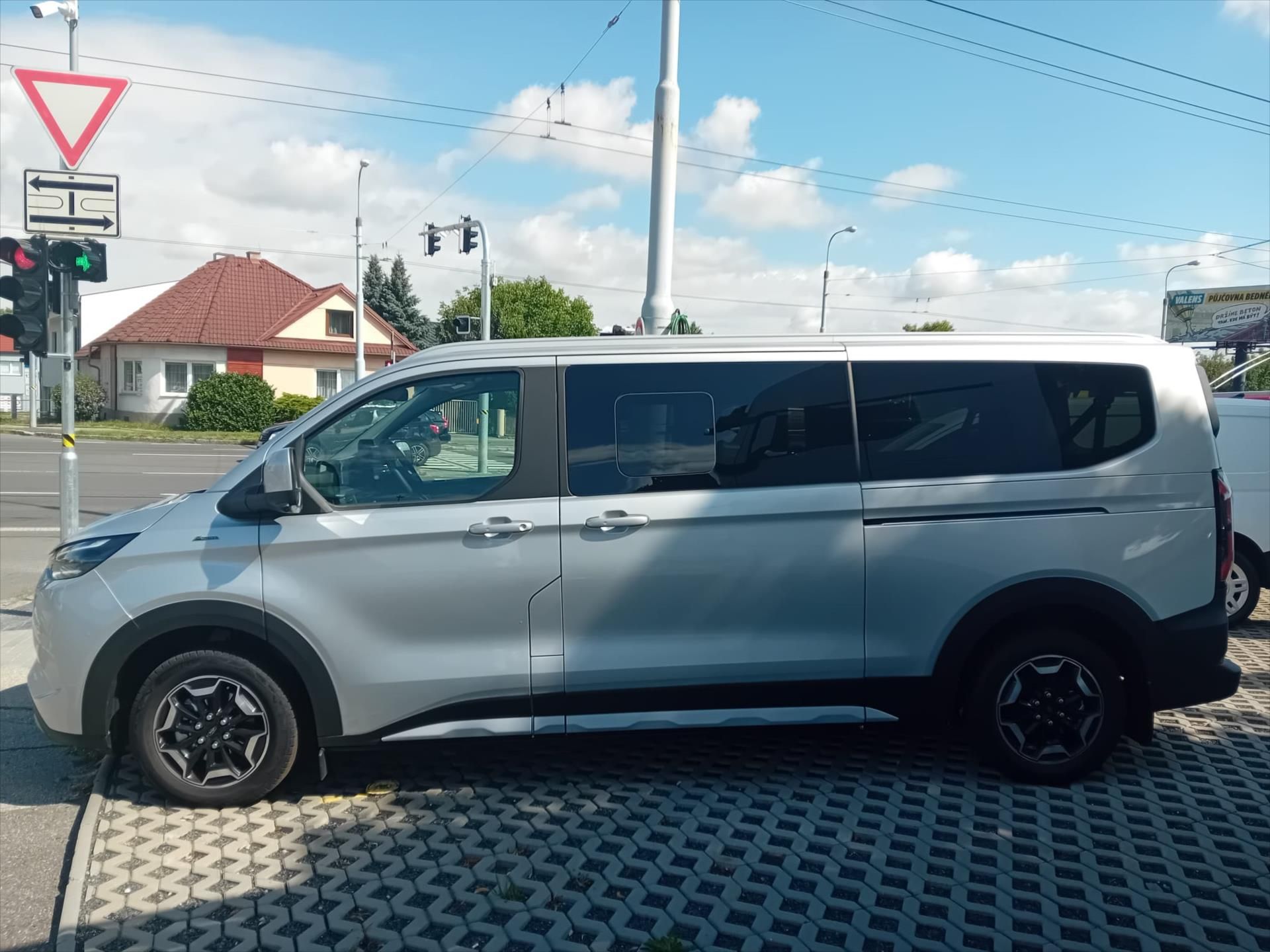 Ford Tourneo Custom, 2,5 PHEV 171kW/232k  Active L2 - fotka 2