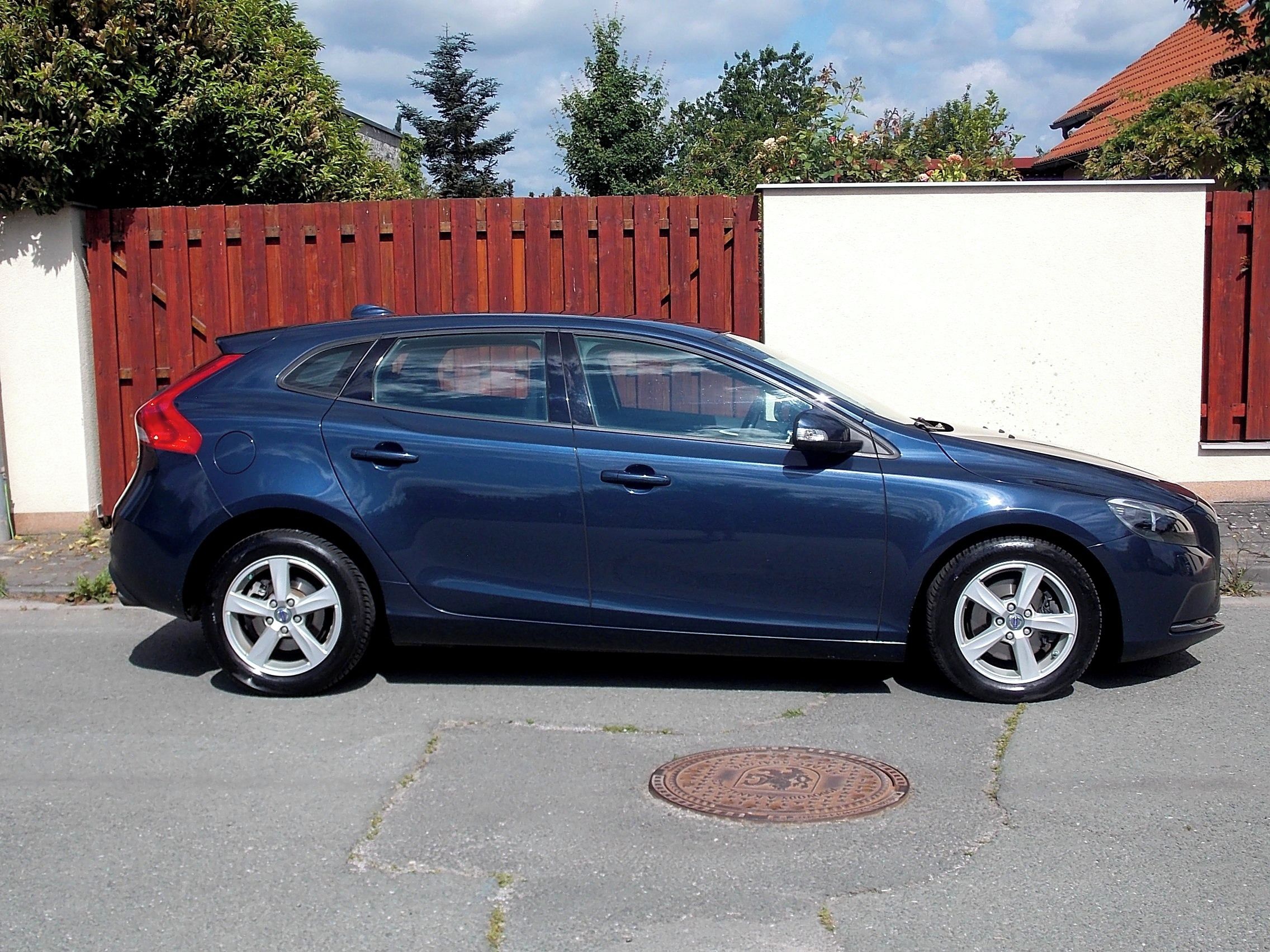 Volvo V40, 1,6 YOU T2 1. MAJITEL - fotka 4