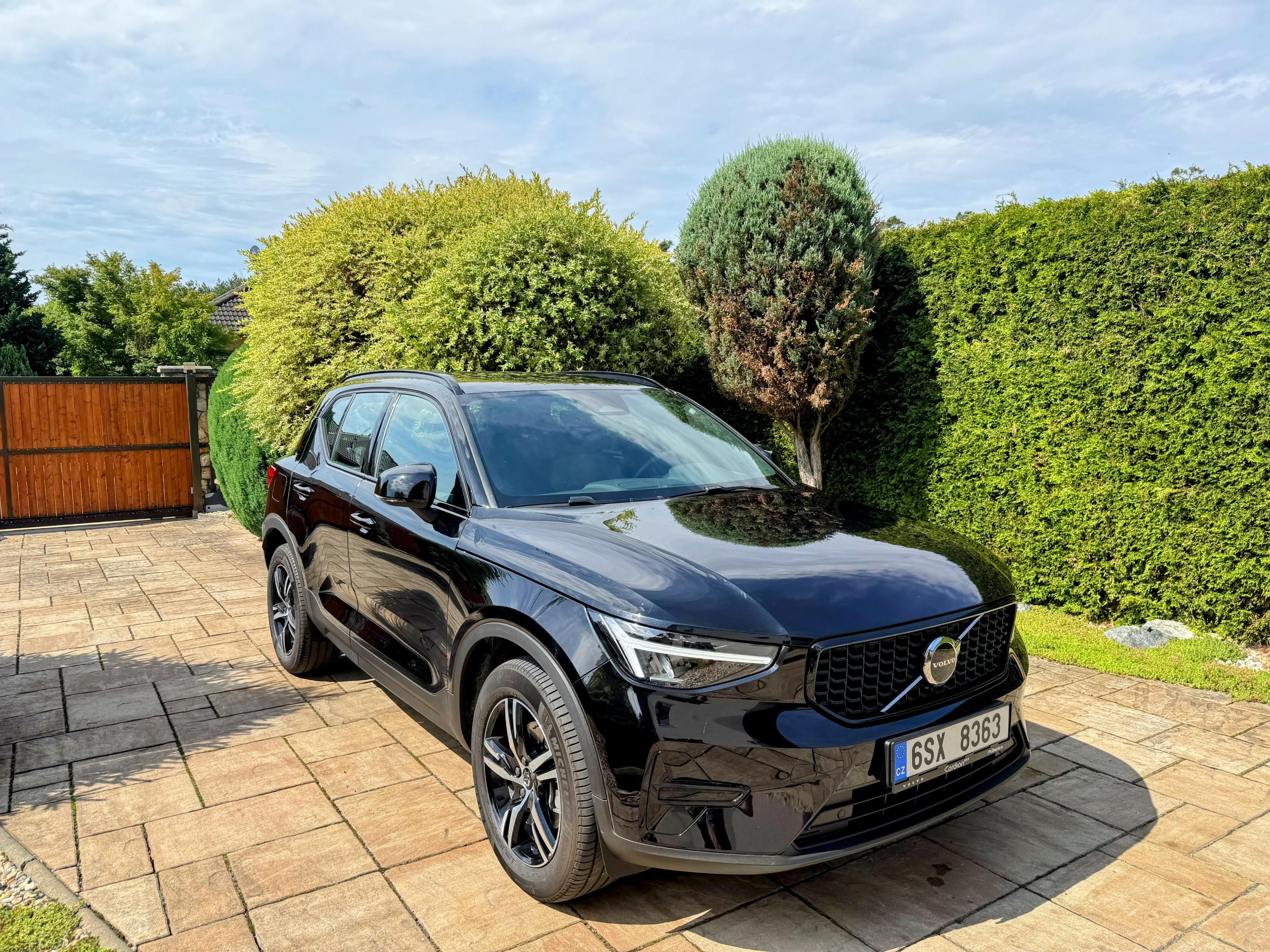 Volvo XC40, B3 PLUS BLACK EDITION - fotka 2