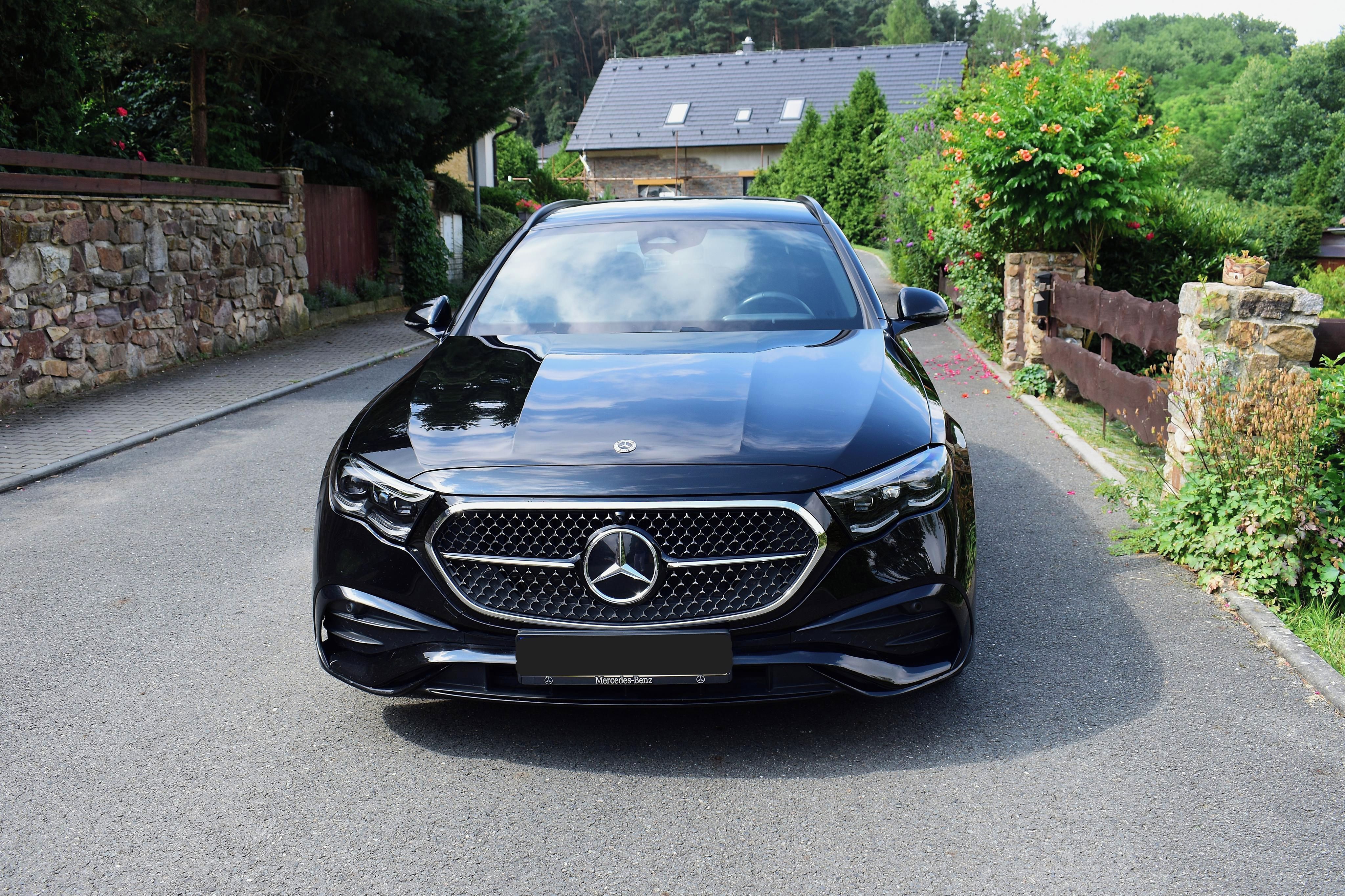 Mercedes-Benz Třídy E, E220d, AMG paket, nízký nájezd - fotka 2