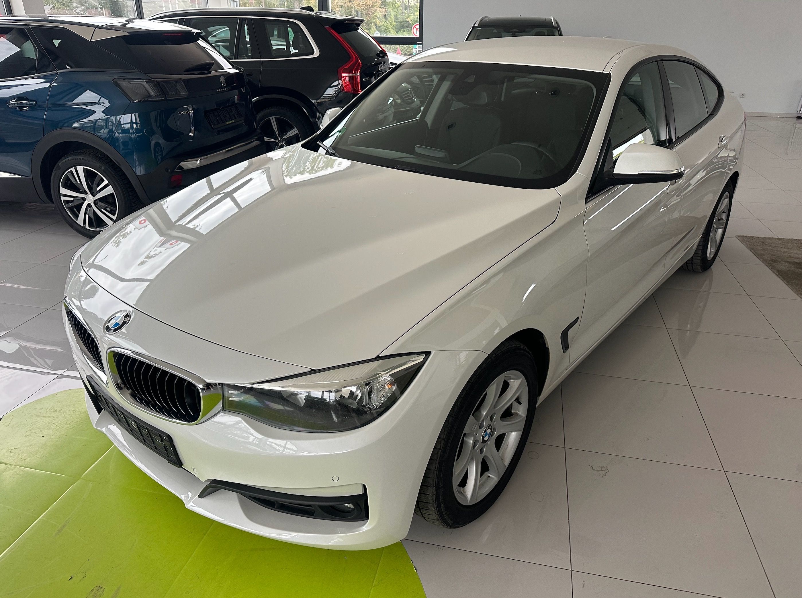BMW Řada 3, 318dGT 2.0 KOMPLETNÍ SERVIS - fotka 4