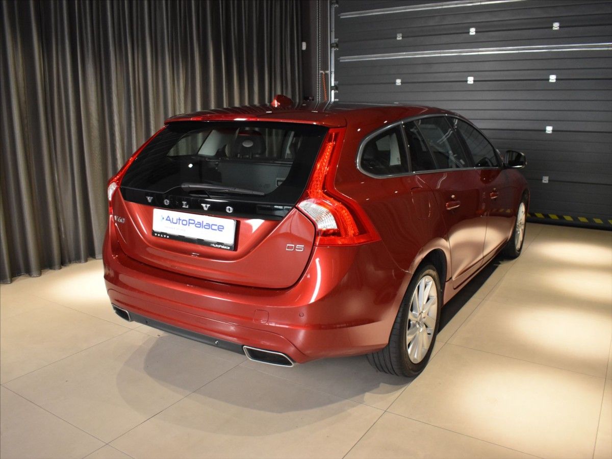 Volvo V60, 2,0 D5 Momentum BLIS - fotka 5