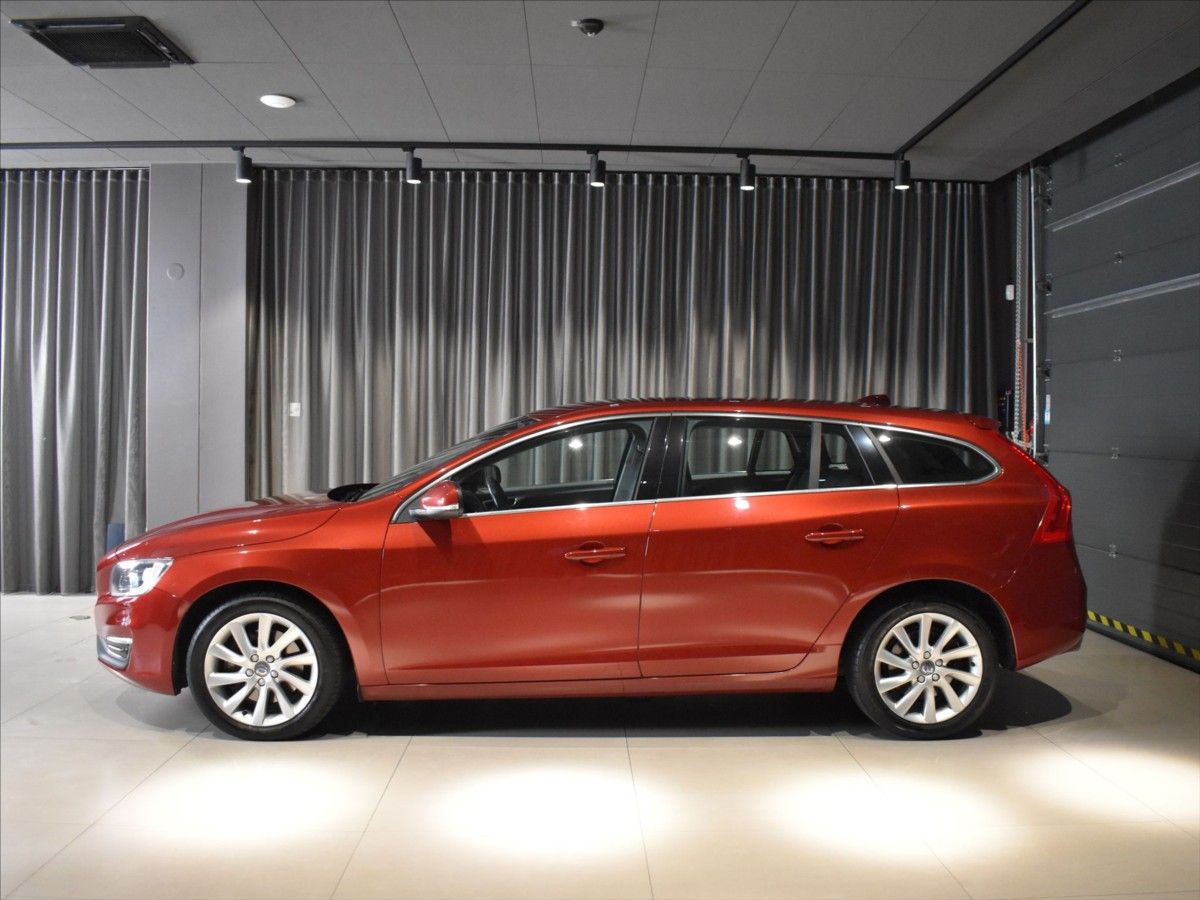Volvo V60, 2,0 D5 Momentum BLIS - fotka 2