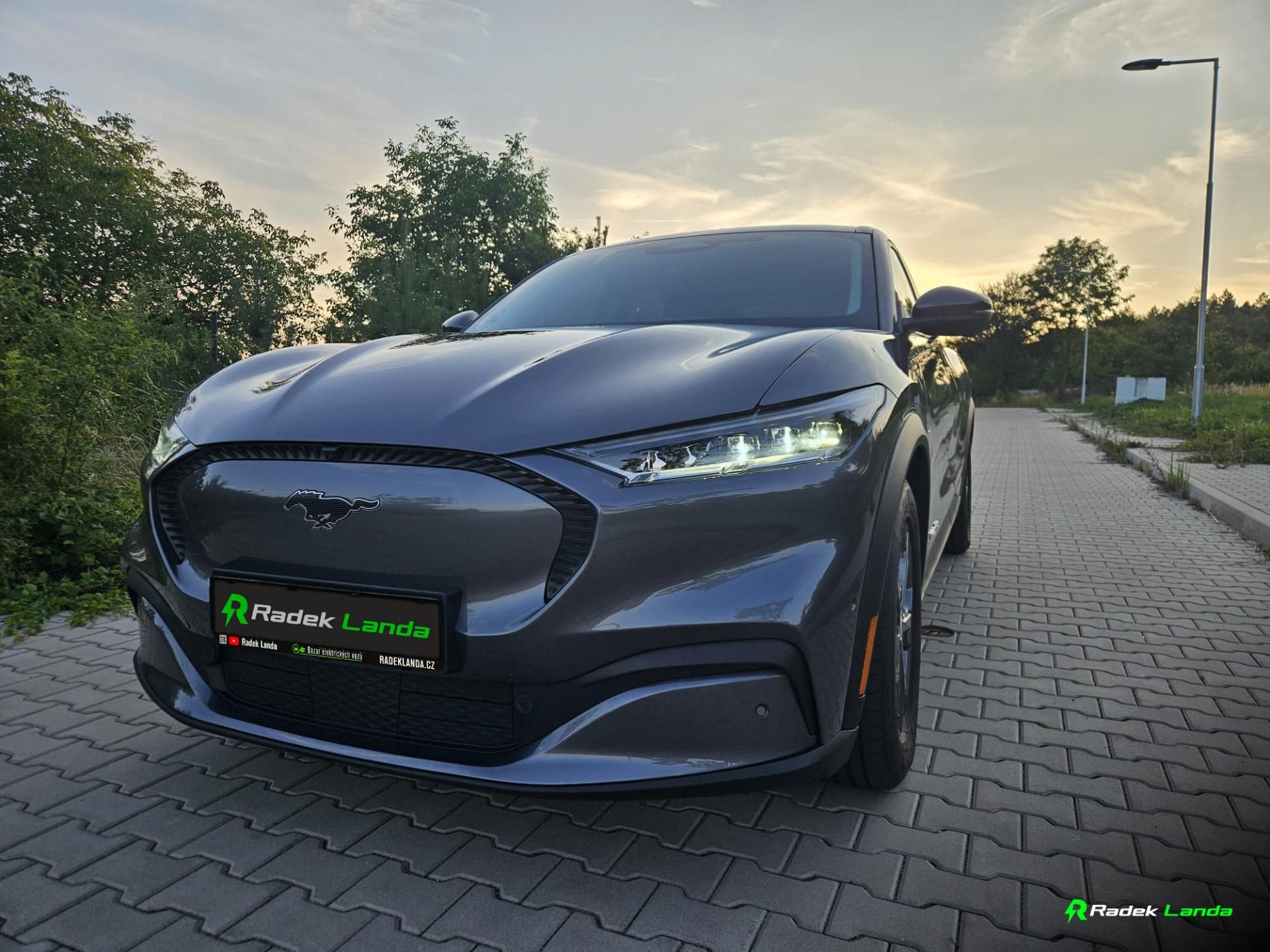 Ford Mustang Mach-E, Kamera, Navi, kůže - fotka 4