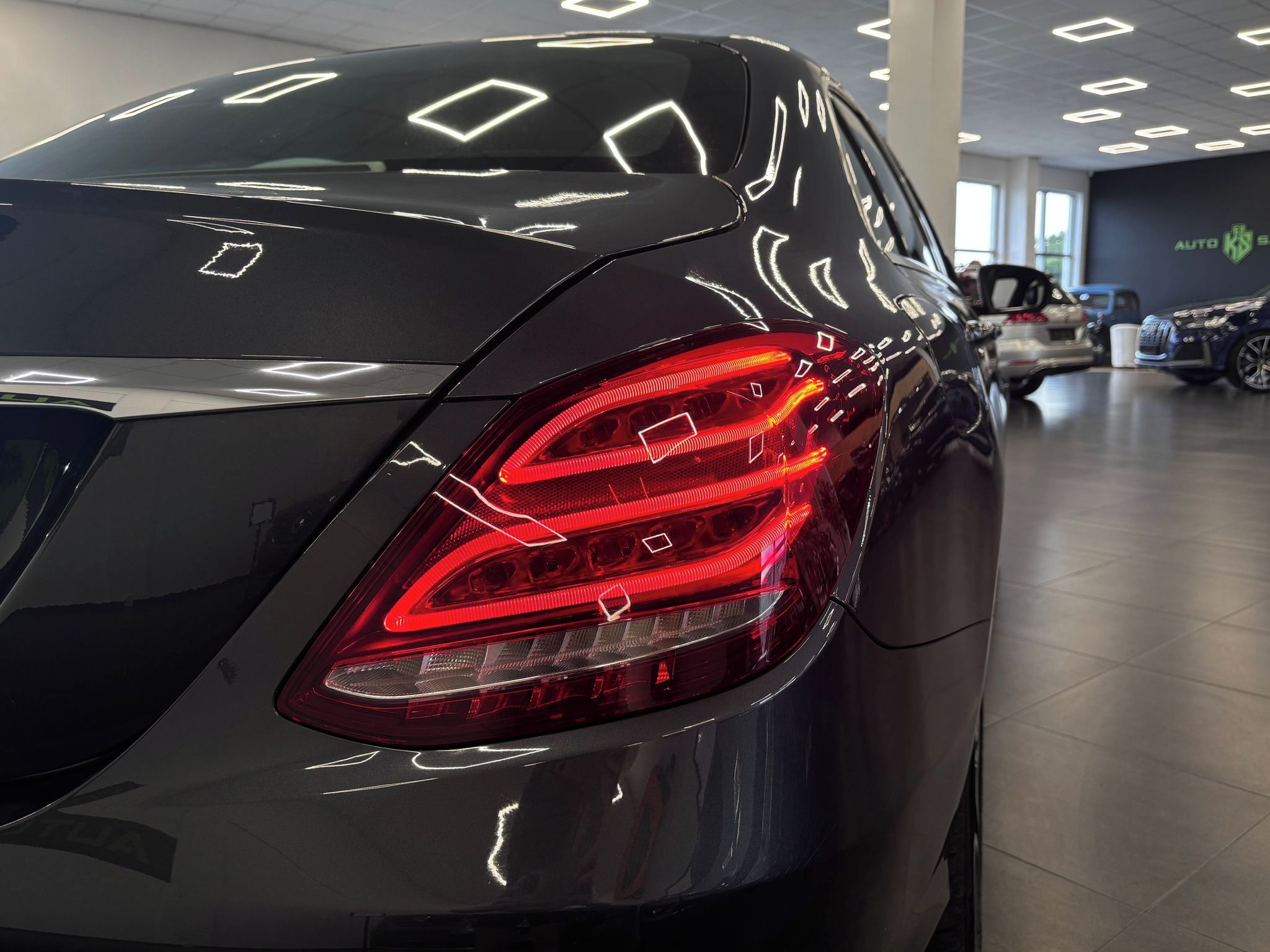 Mercedes-Benz Třídy C, 85kW, LED, Navigace - fotka 6