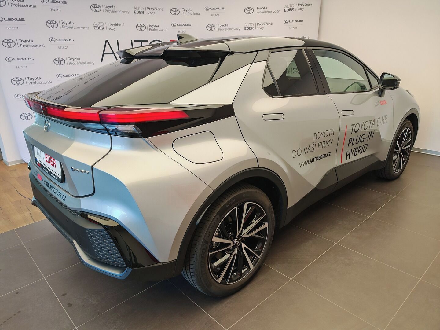 Toyota C-HR, 2.0 Plug - in Hybrid ( 220k ) - fotka 4