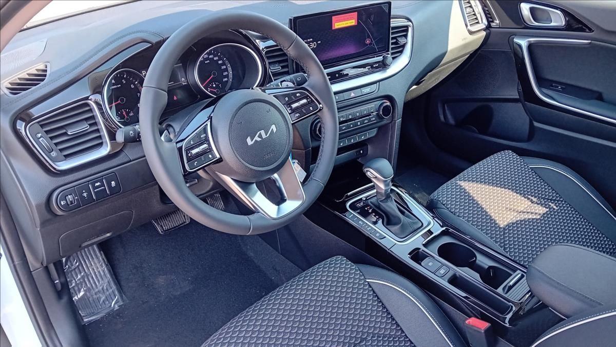 Kia XCee´d, 1,6 T-GDi 7DCT EXCLUSIVe - fotka 5