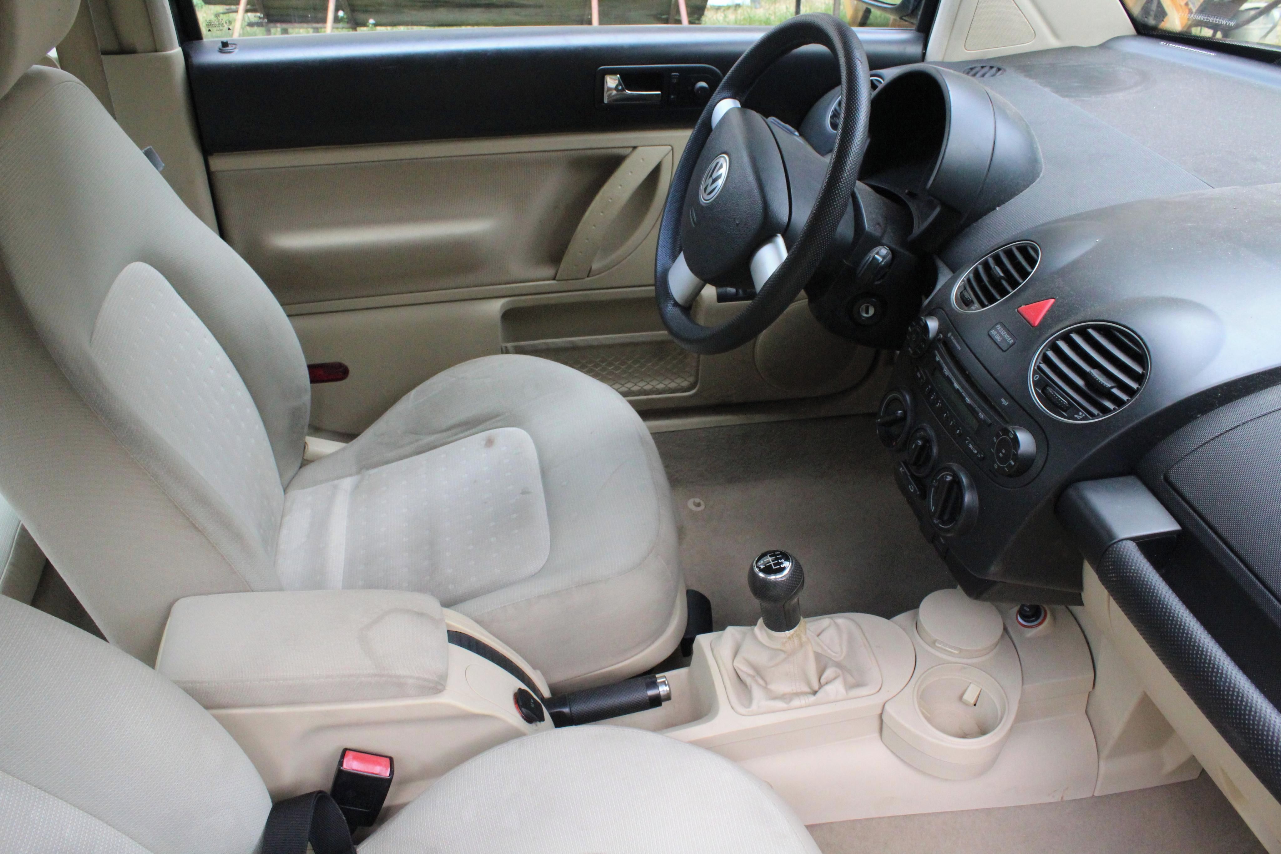 Volkswagen New Beetle, 1.4 TSI - krémový interiér - fotka 5