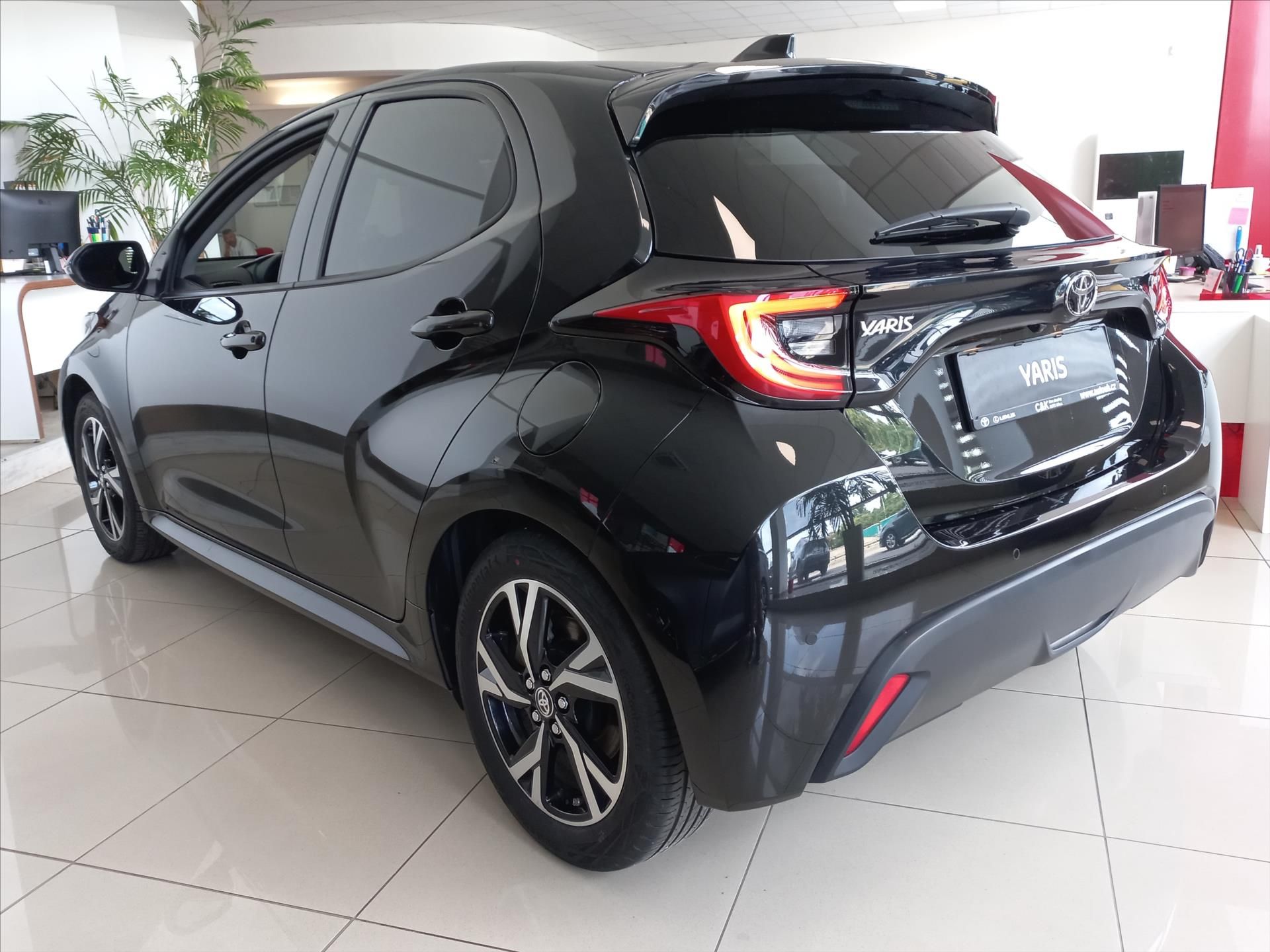 Toyota Yaris, 1,5 Hybrid e-CVT 116k  Style - fotka 6