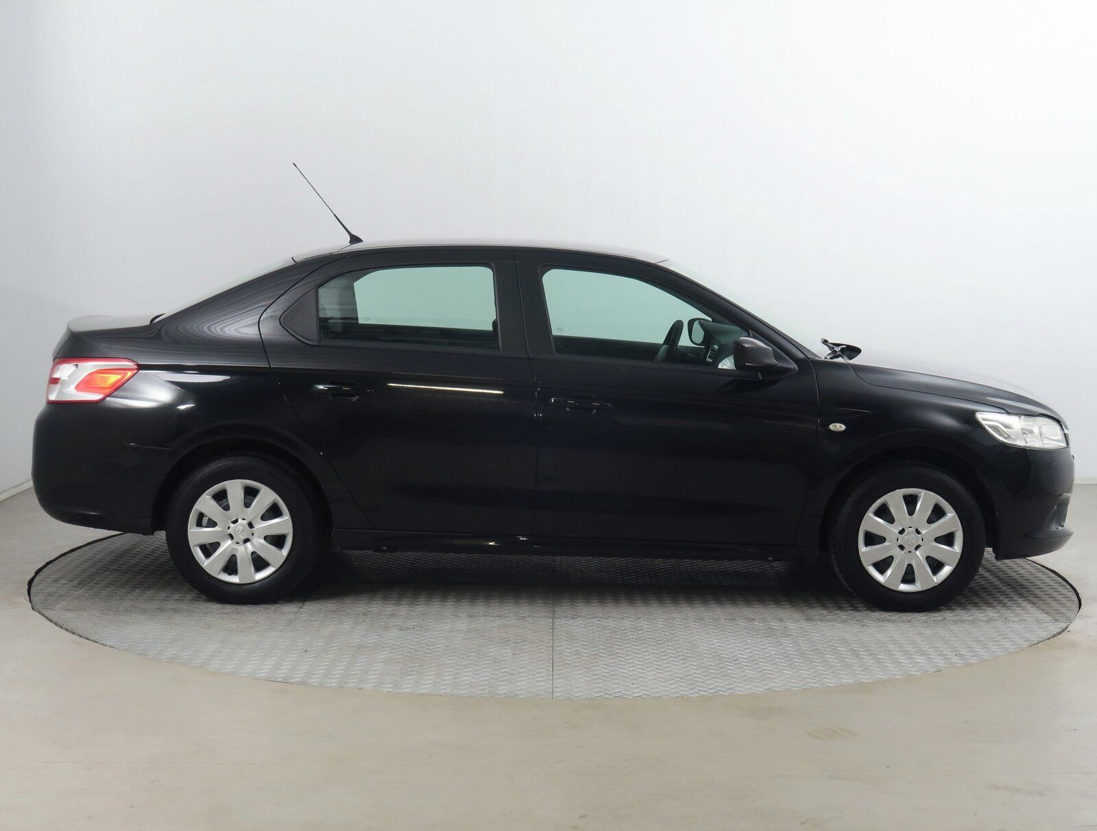 Peugeot 301, 1.2 VTi, ČR,1.maj - fotka 6