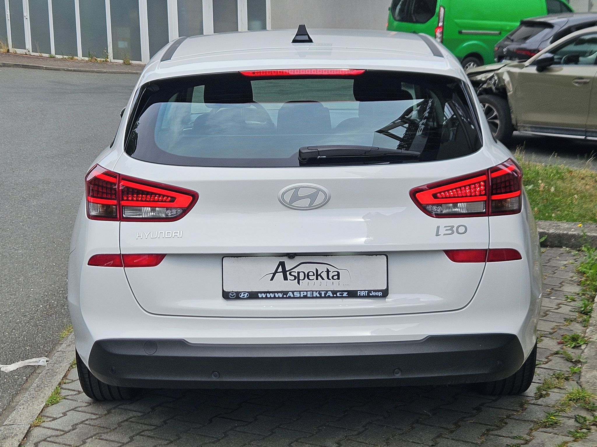 Hyundai i30, 1.5i Comfort, serv.kn., 1.maj. - fotka 4