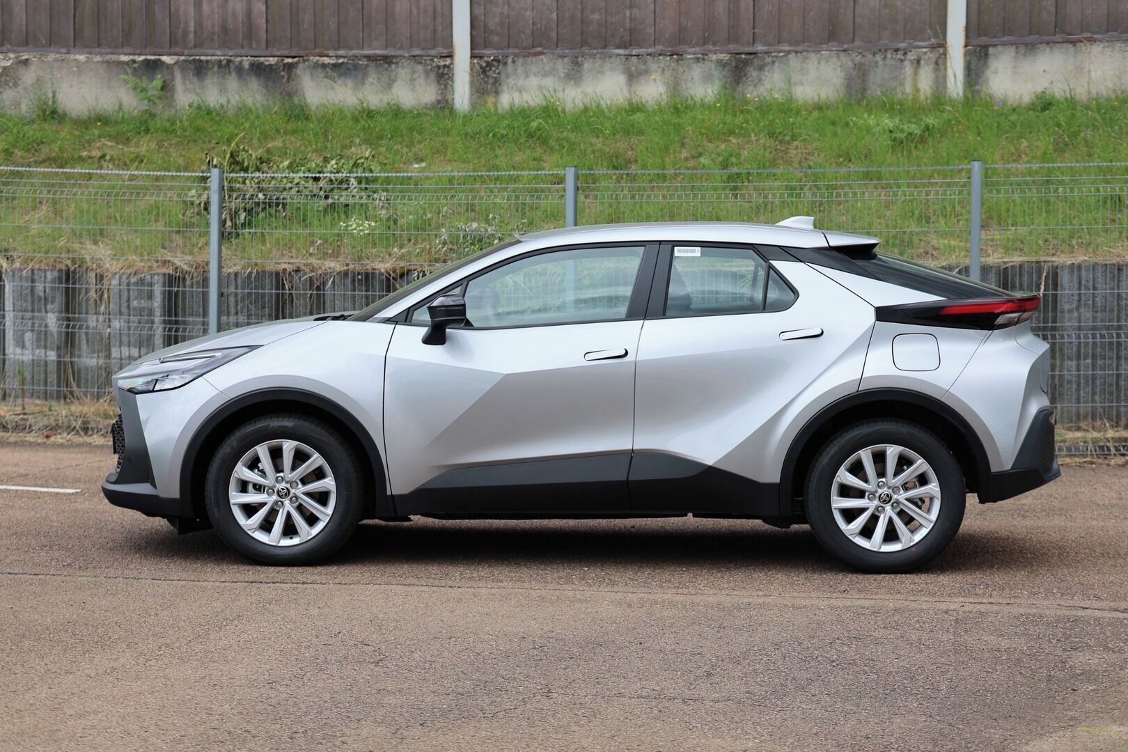 Toyota C-HR, 1.8. Hybrid Comfort Business - fotka 2