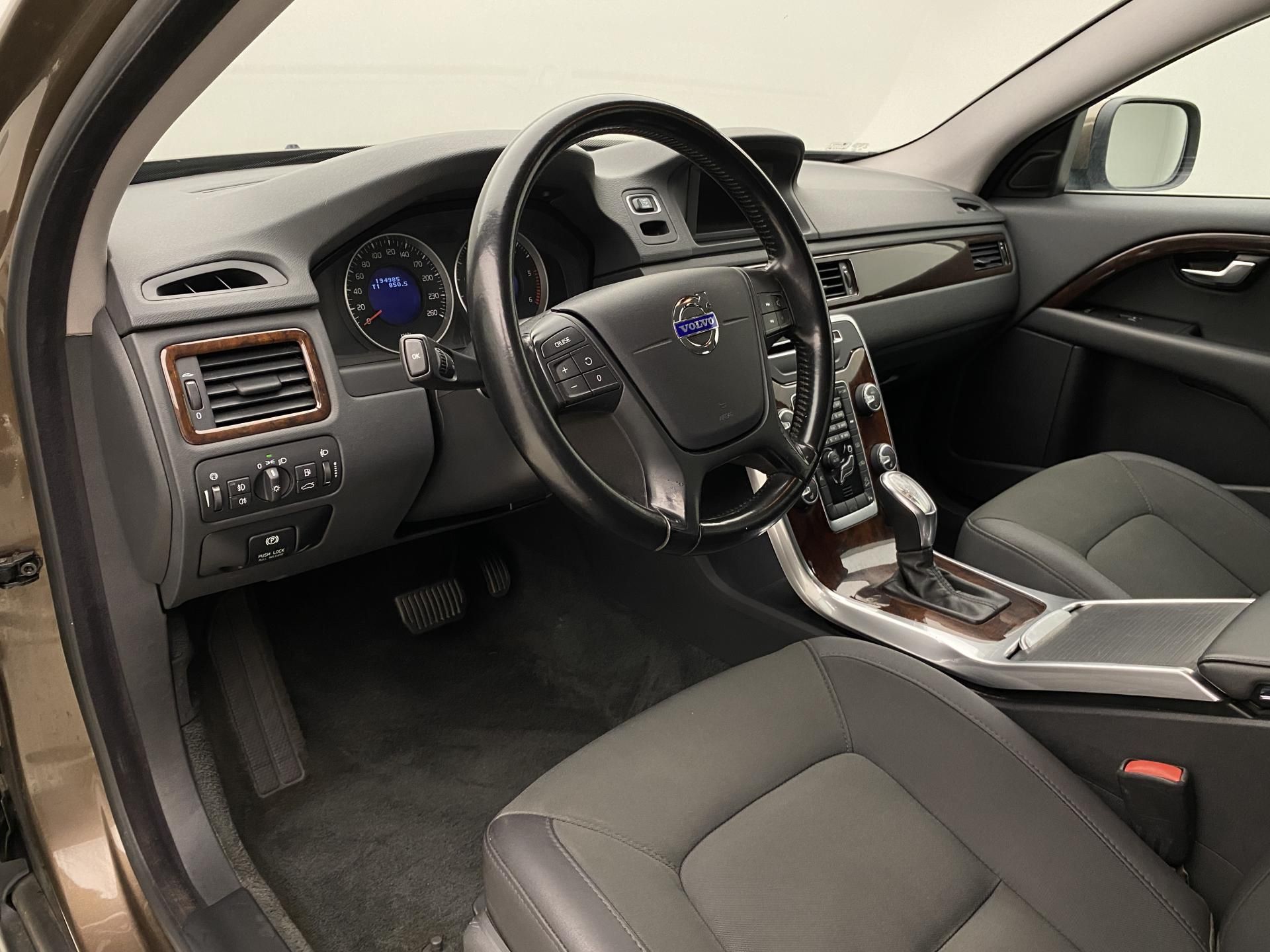 Volvo XC70, D4 AWD KINETIC AUT CZ - fotka 4