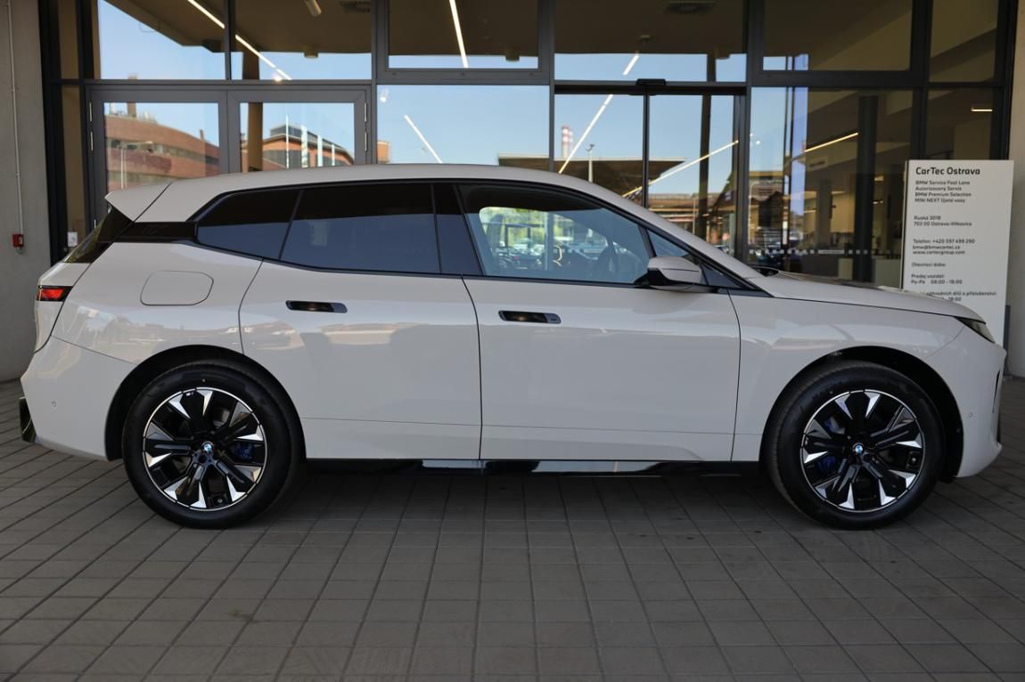 BMW iX, xDrive45 - fotka 4