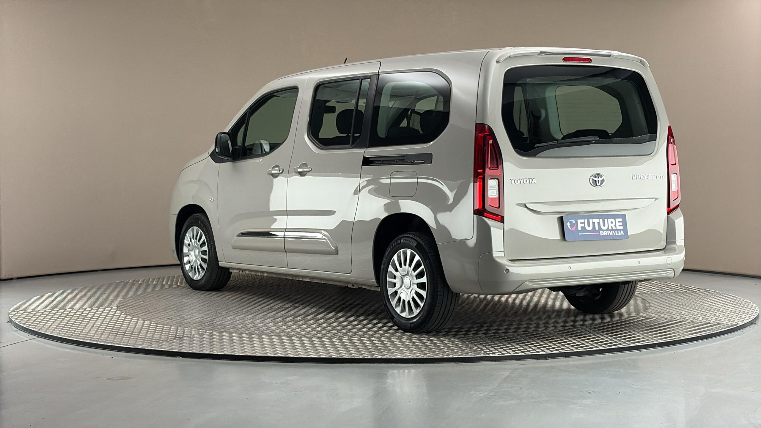 Toyota Proace City Verso, 1.2 L2 Shuttle - fotka 2