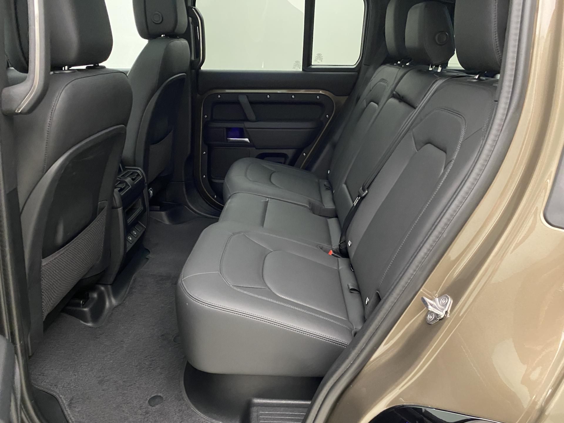 Land Rover Defender, D300 X-DYNAMIC HSE AWD AUT CZ - fotka 5