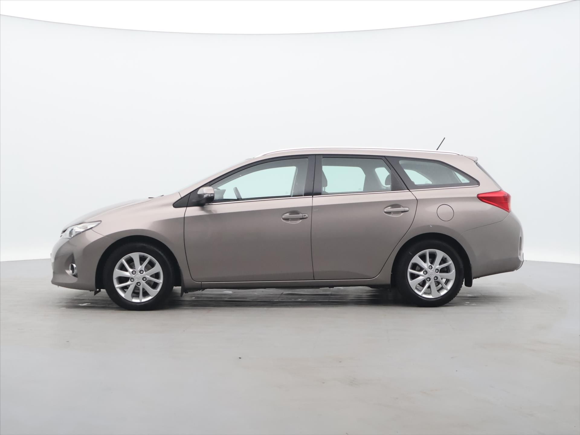 Toyota Auris, 1,6 i 97kW Serv. Kniha - fotka 4