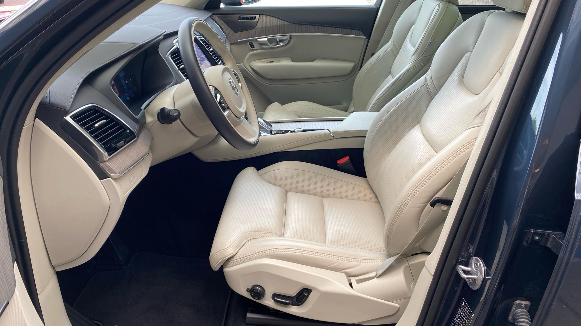 Volvo XC90, ULTIMATE BRIGHT, B5 AWD, 173+1 - fotka 5