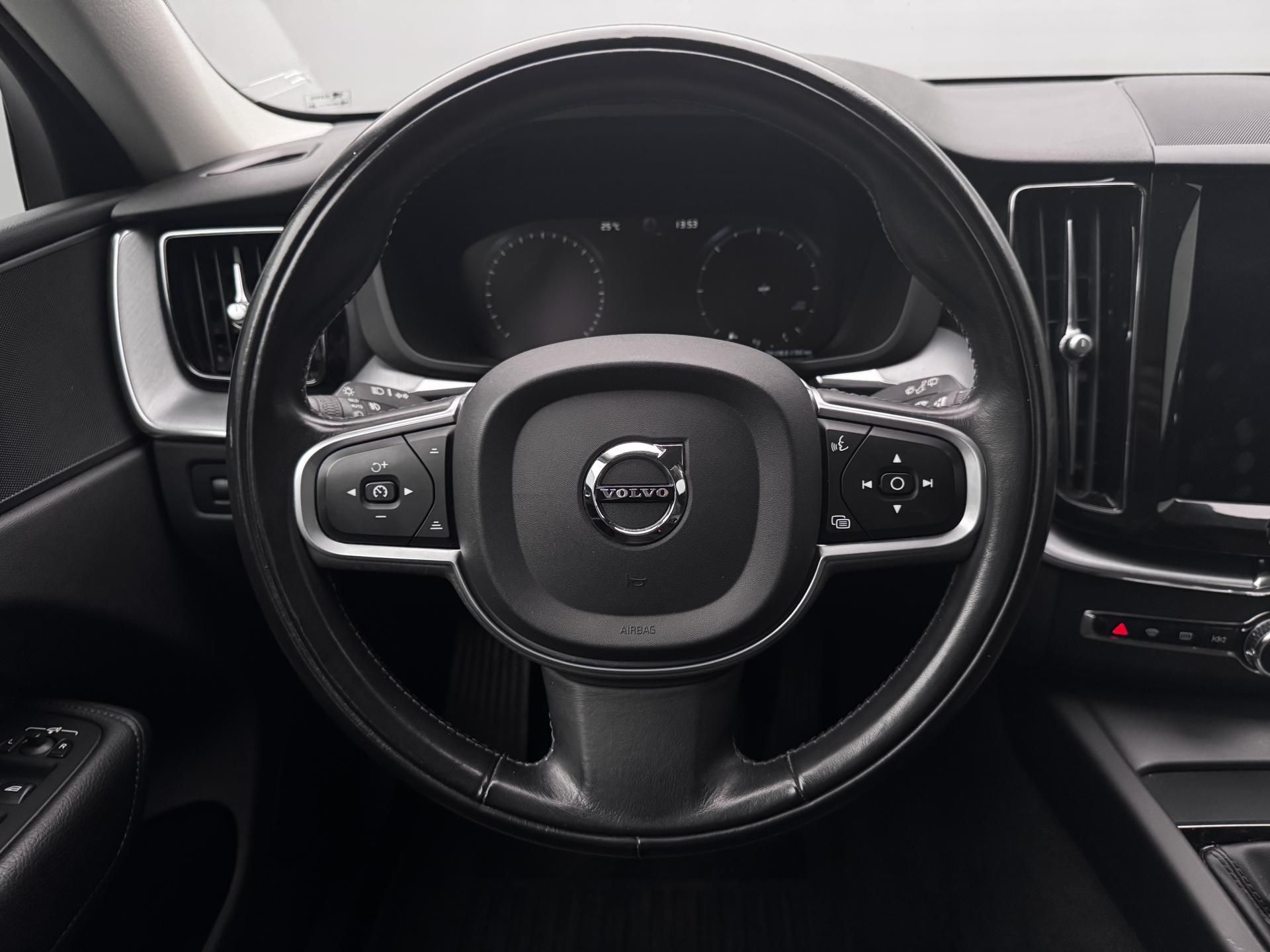 Volvo XC60, D4 AWD MOMENTUM PRO - fotka 3