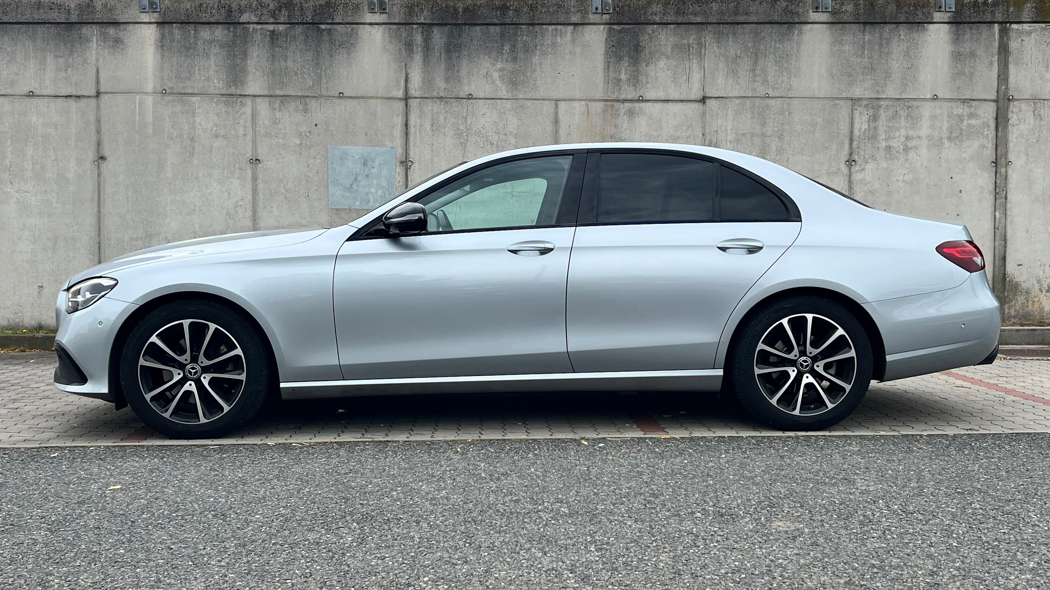 Mercedes-Benz Třídy E, E 220d 4MATIC - fotka 4