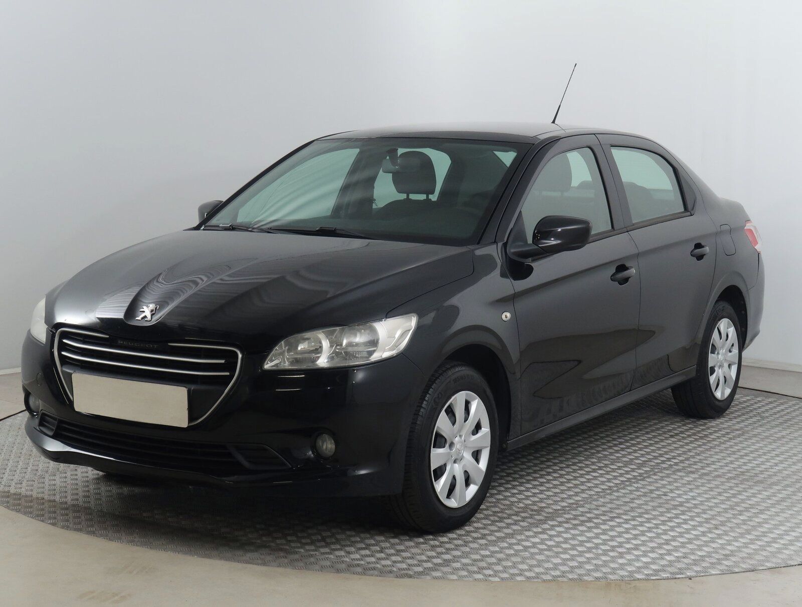 Peugeot 301, 1.2 VTi, ČR,1.maj - fotka 2
