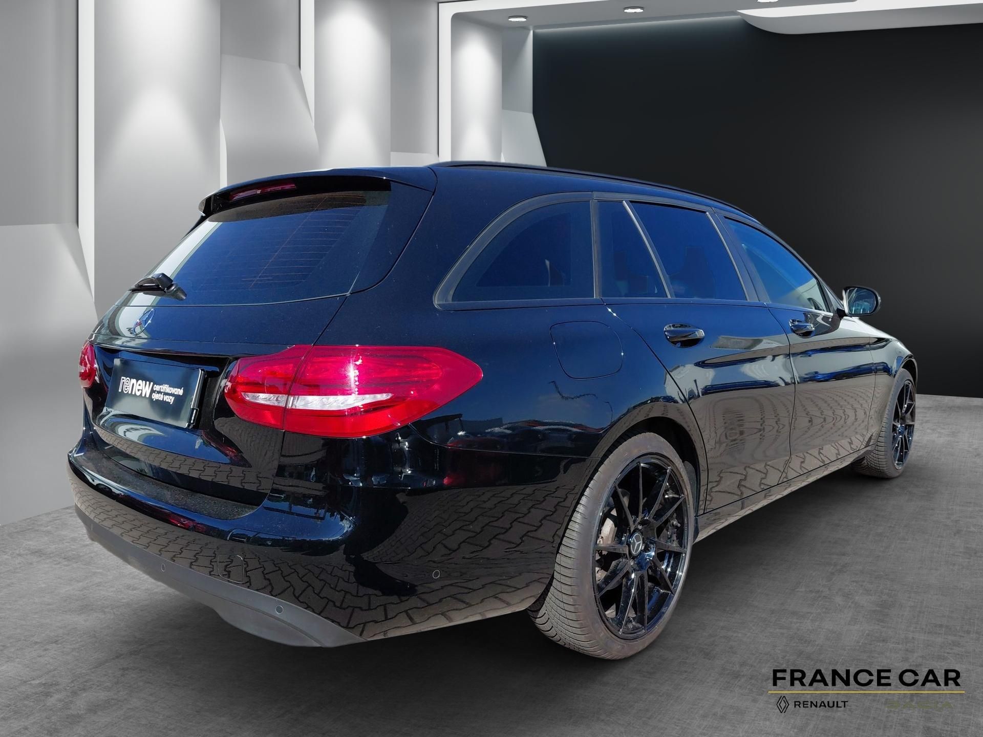 Mercedes-Benz Třídy C, 220 D 125 kW Black Edition - fotka 5