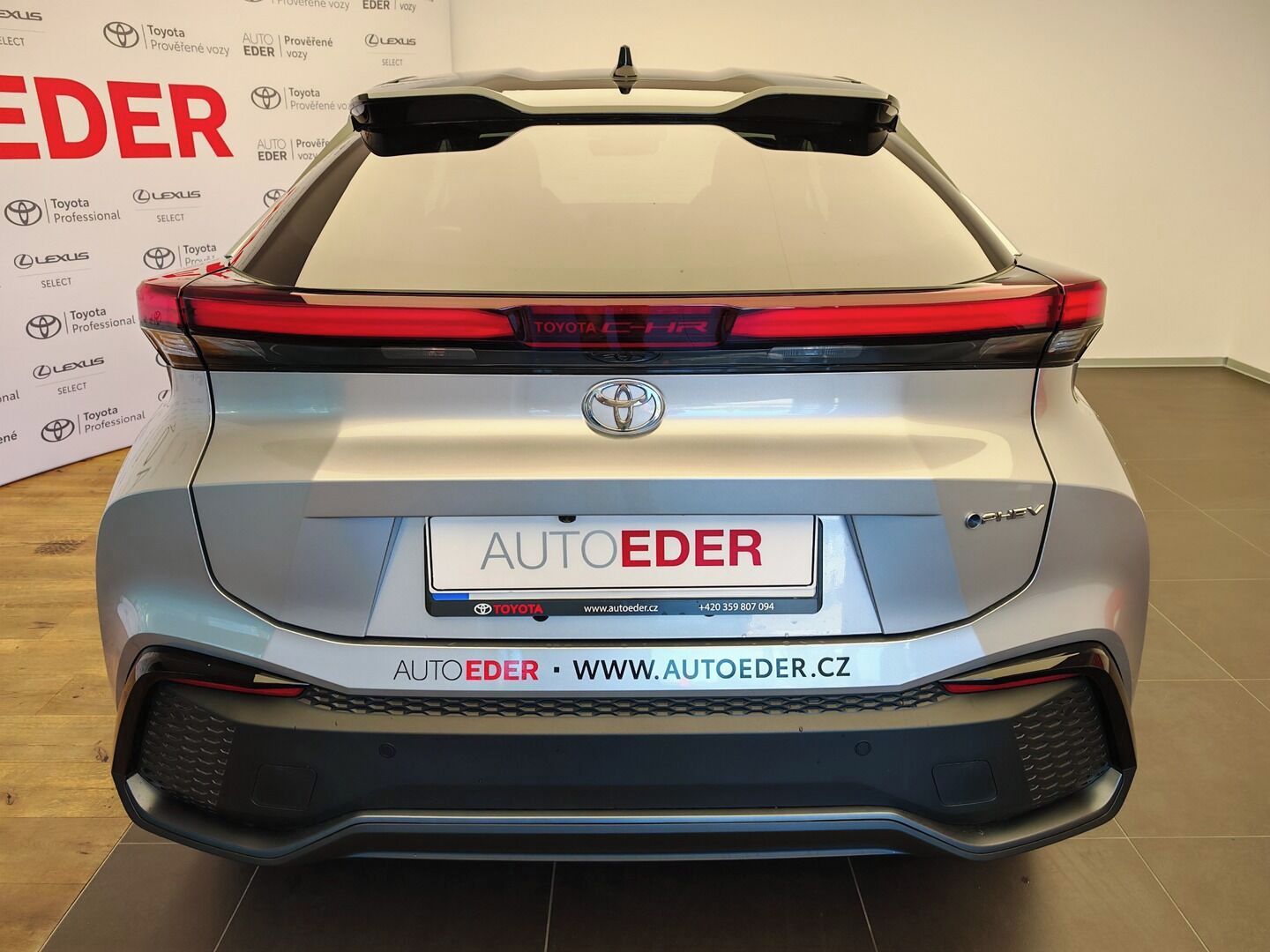 Toyota C-HR, 2.0 Plug - in Hybrid ( 220k ) - fotka 5