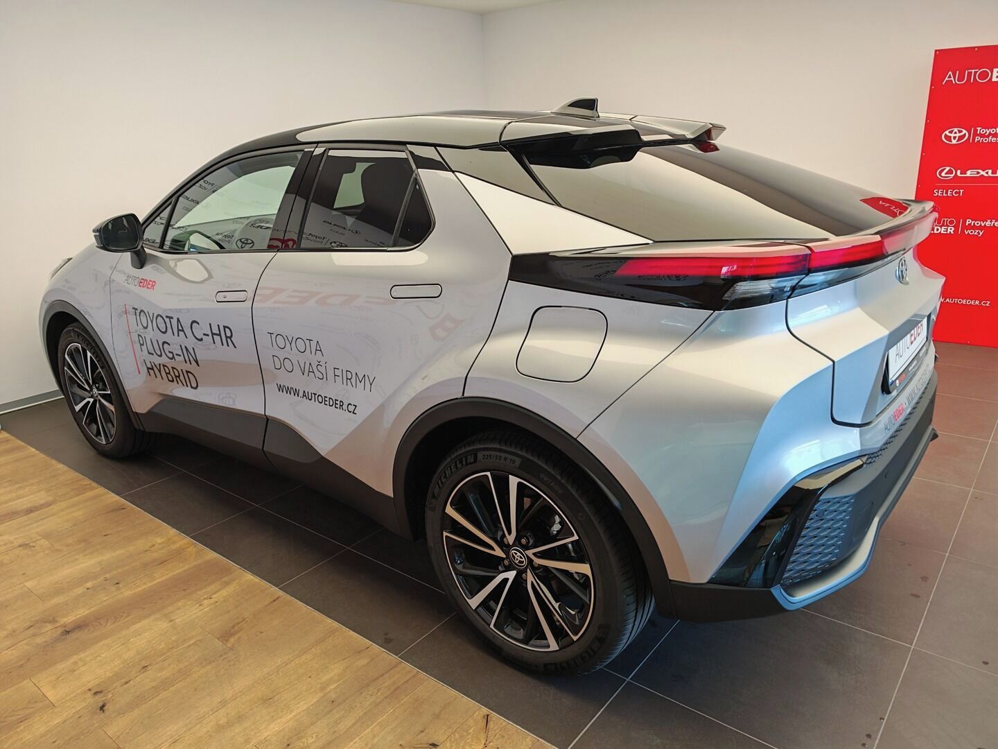 Toyota C-HR, 2.0 Plug - in Hybrid ( 220k ) - fotka 6
