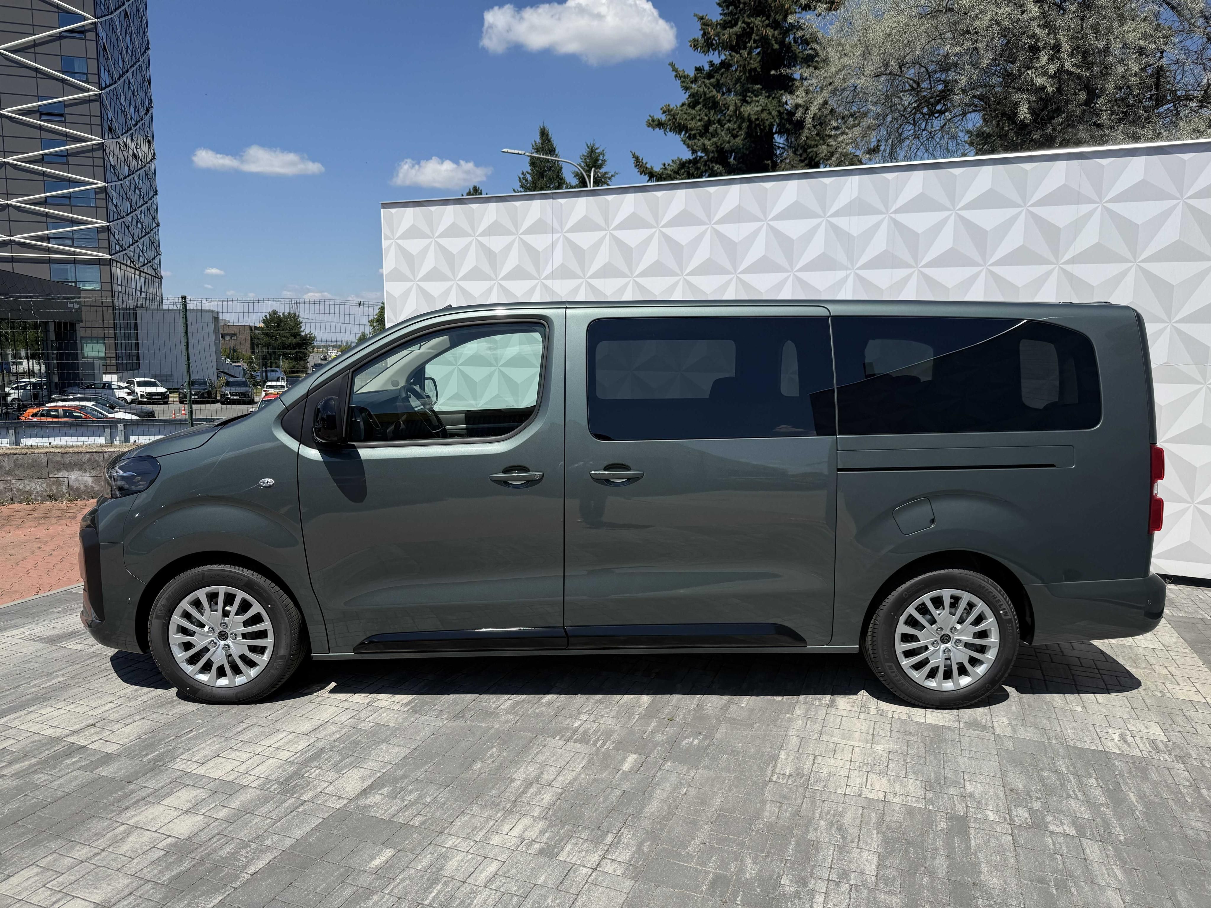 Peugeot Traveller, Active long 2.2 BlueHDi 180 AT - fotka 4