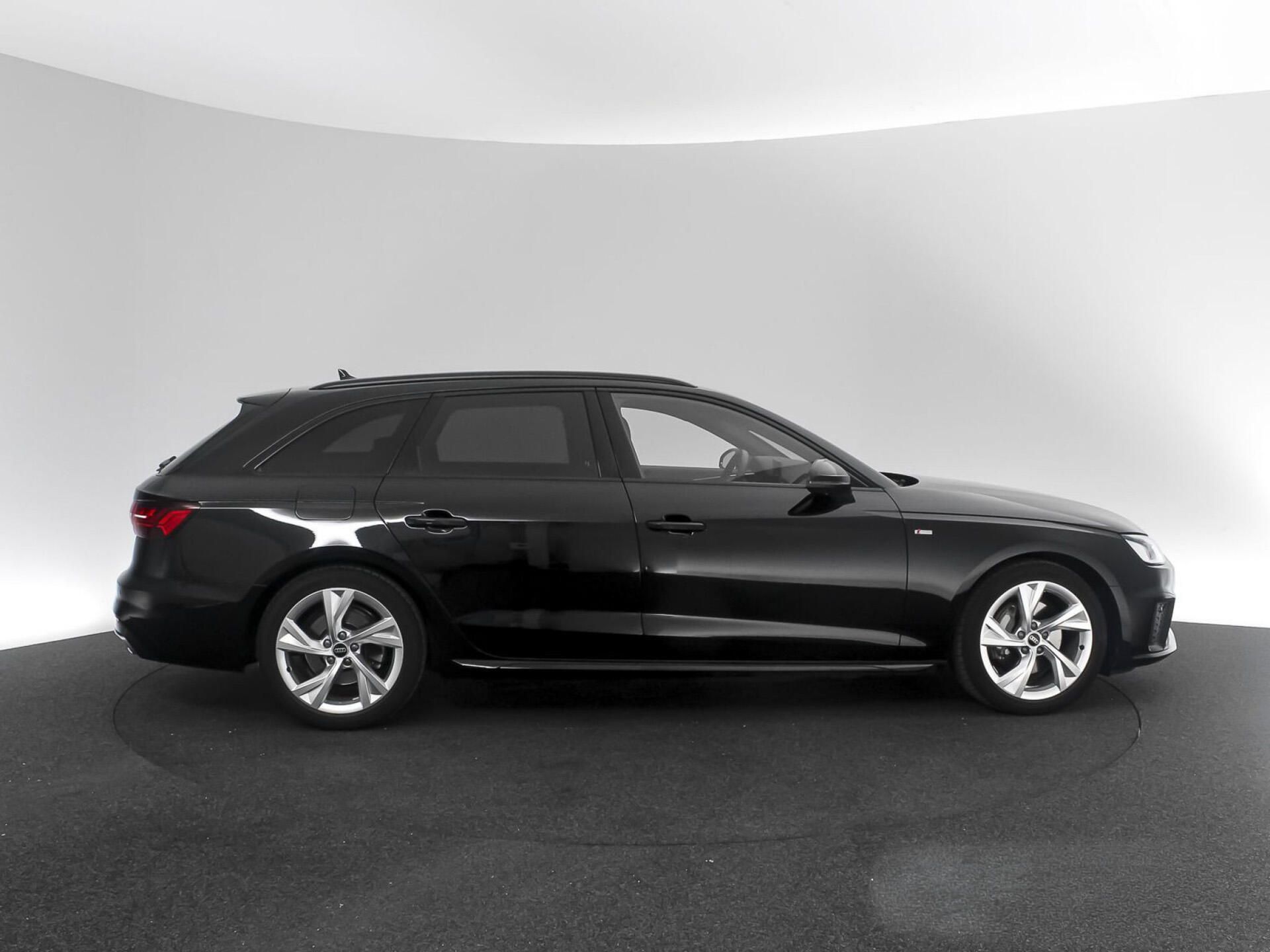 Audi A4, 40TFSI S-Line Kam Taž Cockpit - fotka 3