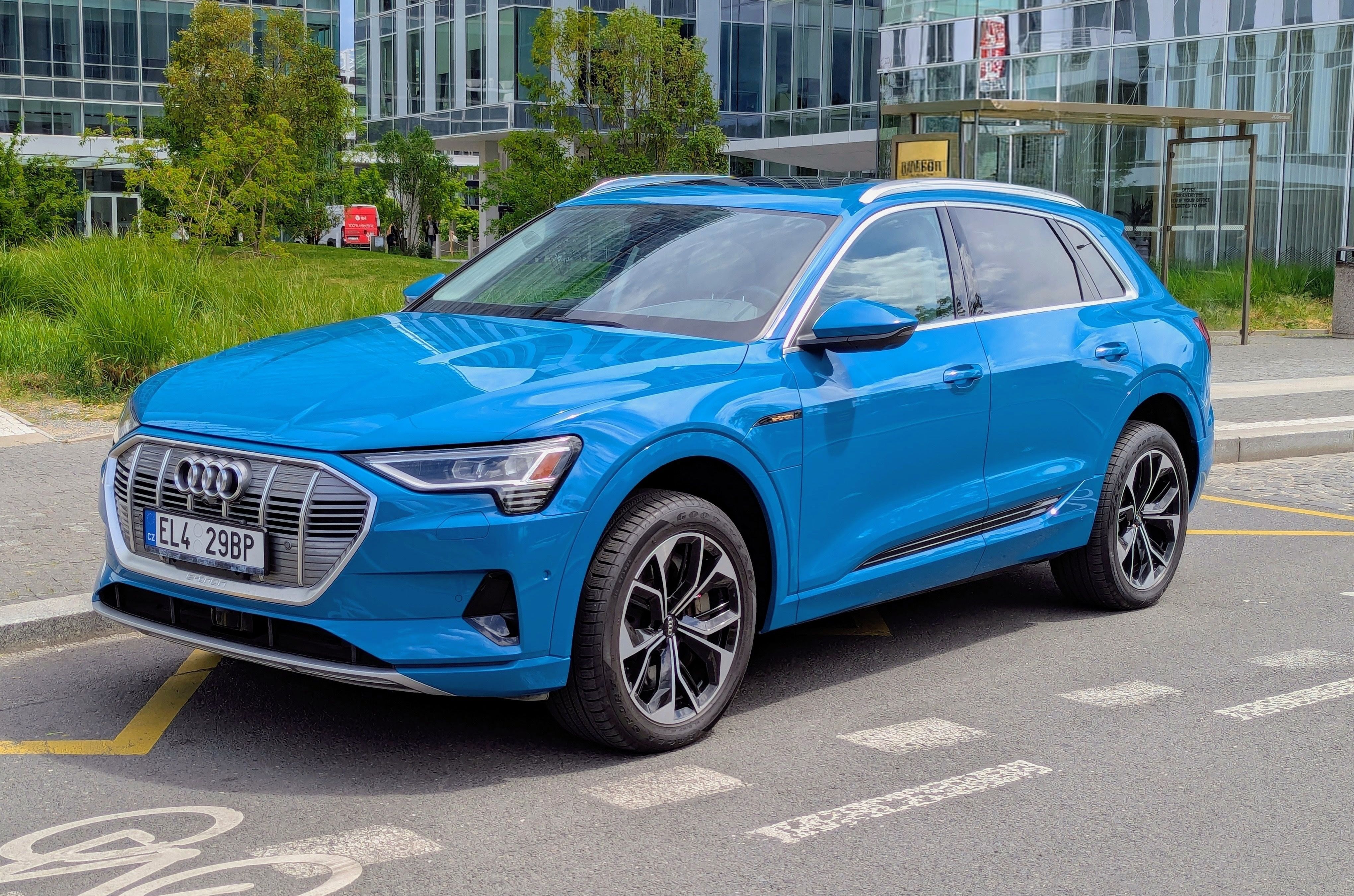 Audi e-tron, 55 300kW B&O PANO TAŽNÉ 360°
