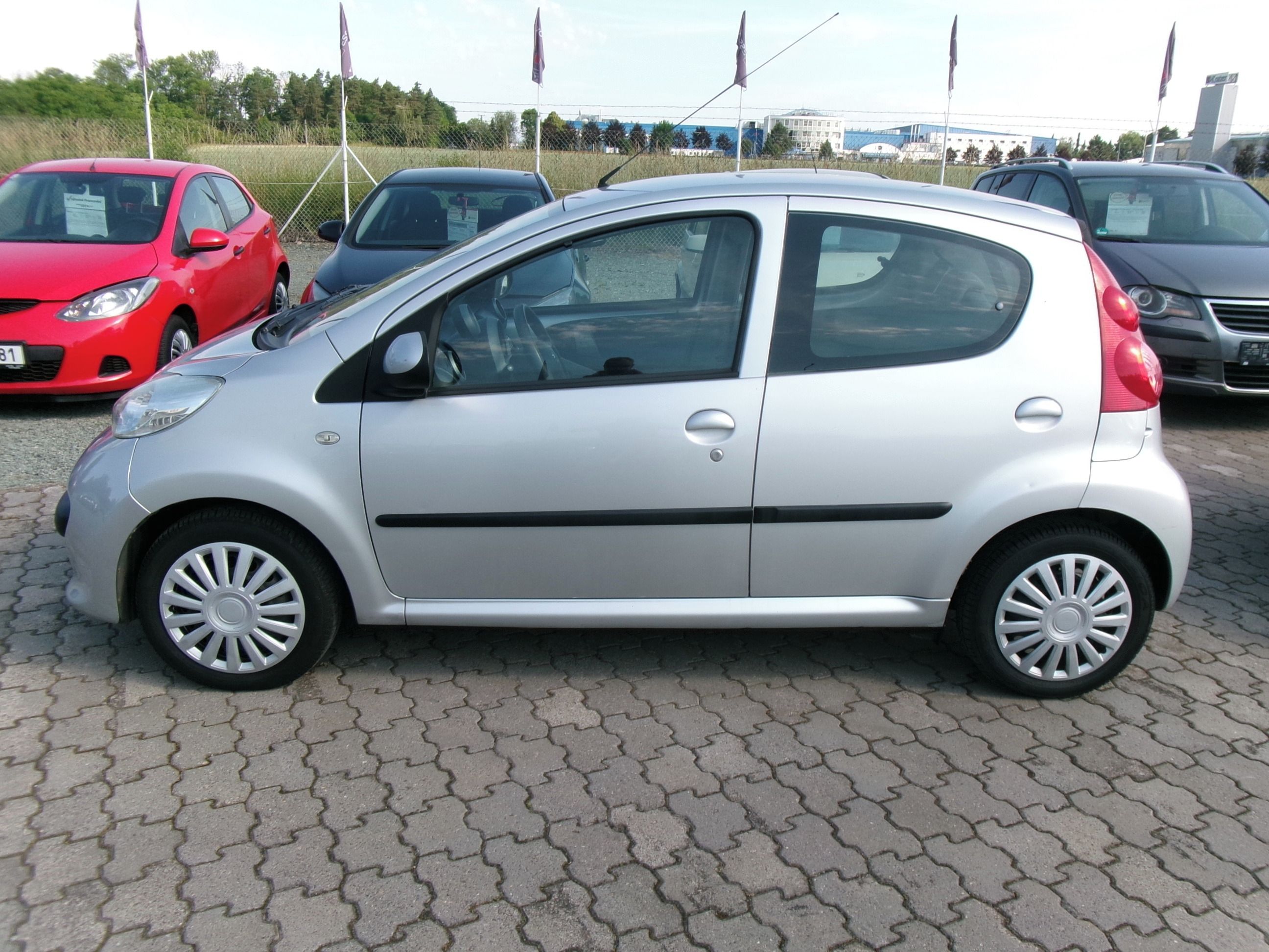 Peugeot 107, 1.0i 50kw,CZ,2x kola - fotka 4