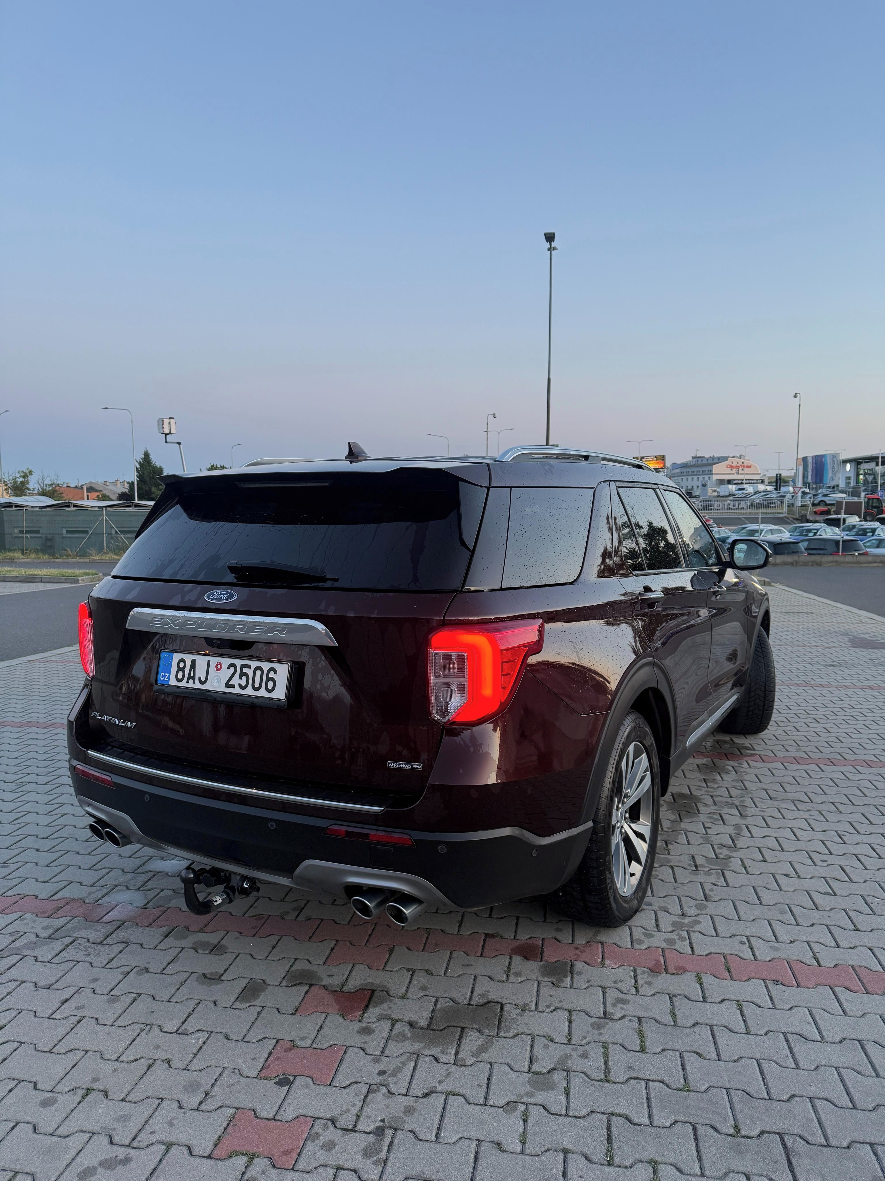 Ford Explorer, 3.0 V6 Hybrid 336KW 4x4 SUV - fotka 4
