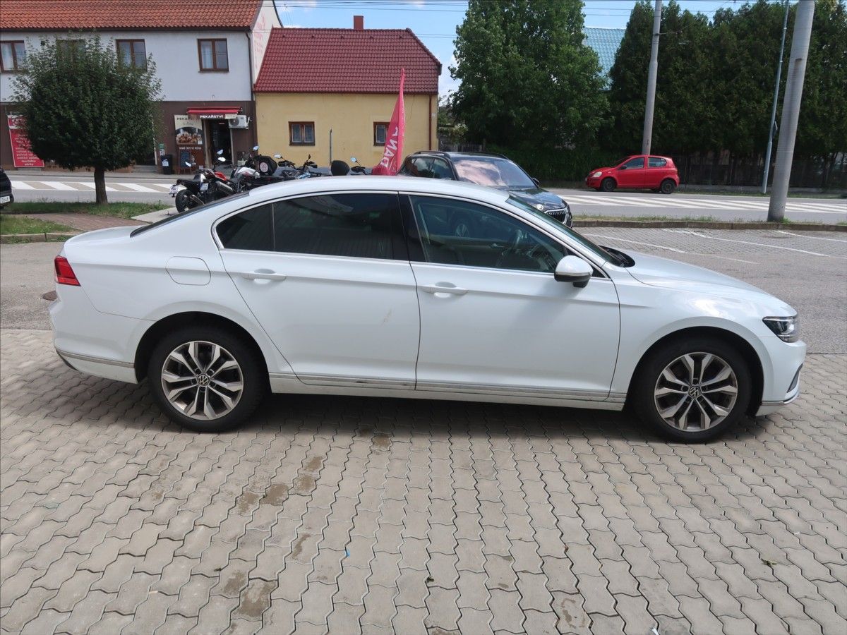 Volkswagen Passat, 2,0 TDI DSG ELEGANCE 1.MAJ. CZ - fotka 3