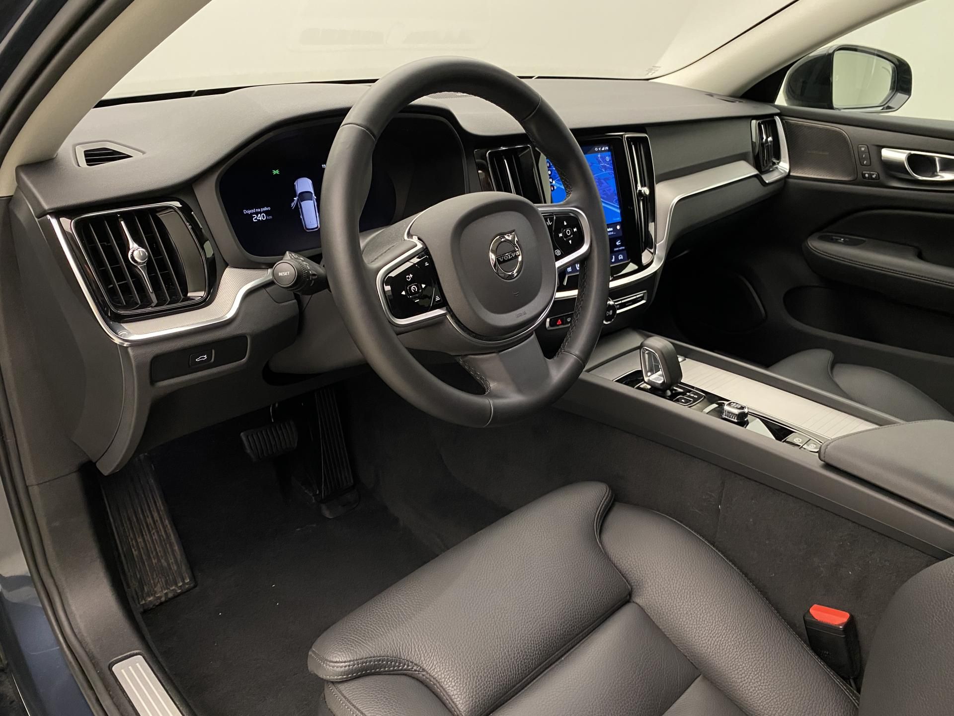 Volvo V60, B4 DARK PLUS AUT CZ - fotka 4