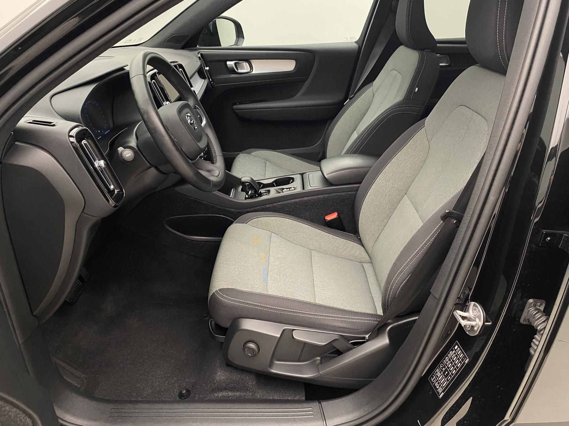 Volvo XC40, T2 MOMENTUM AUT CZ - fotka 3