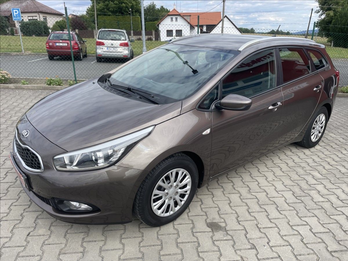Kia Cee´d, 1,4 16V CVVT ČR 1.MAJITEL 1040 - fotka 4